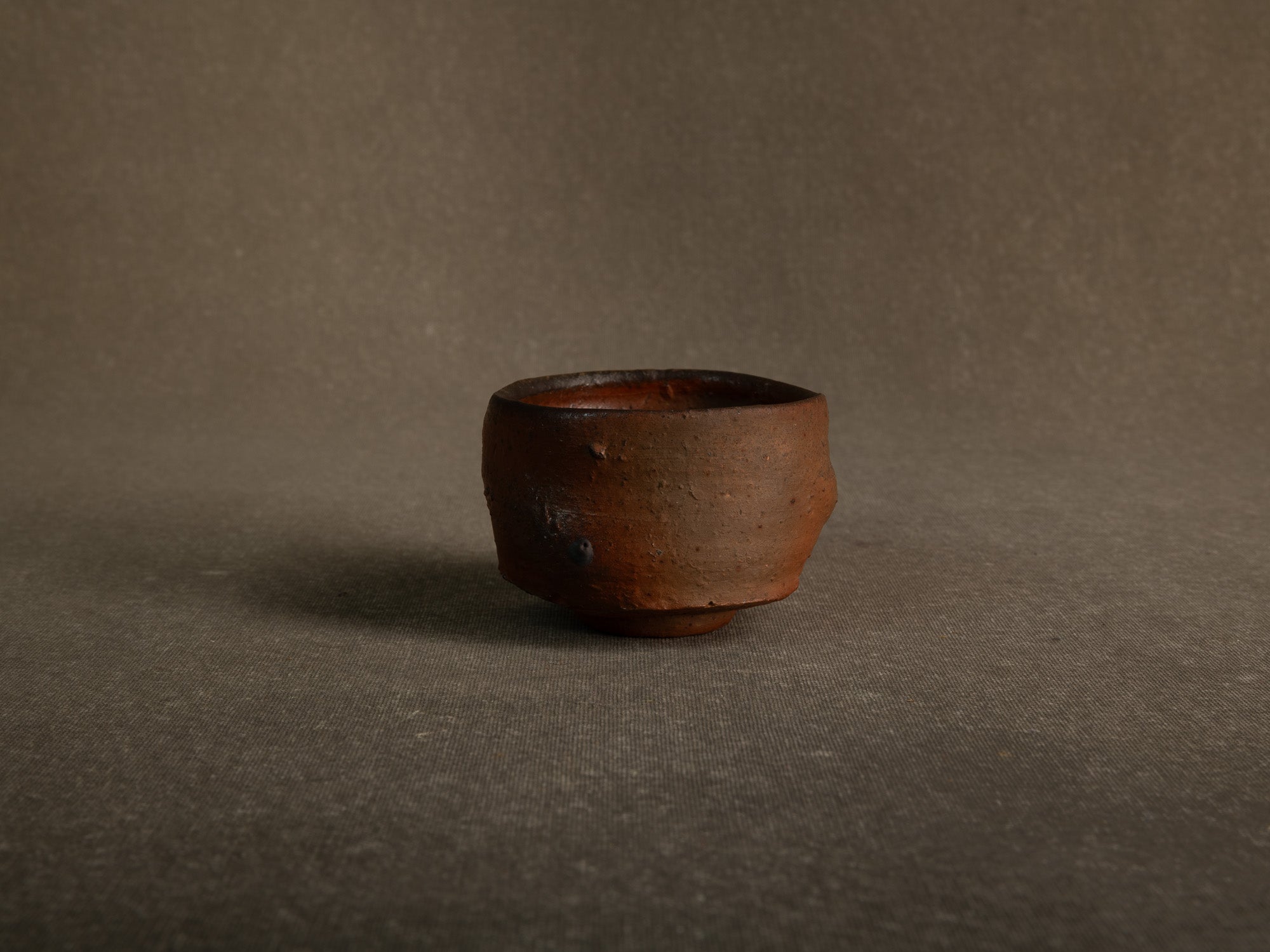 Bol à thé chawan en grès de La Borne par Isabelle Pammachius, France (vers 2000)..La Borne stoneware chawan tea bowl by Isabelle Pammachius, France (circa 2000)