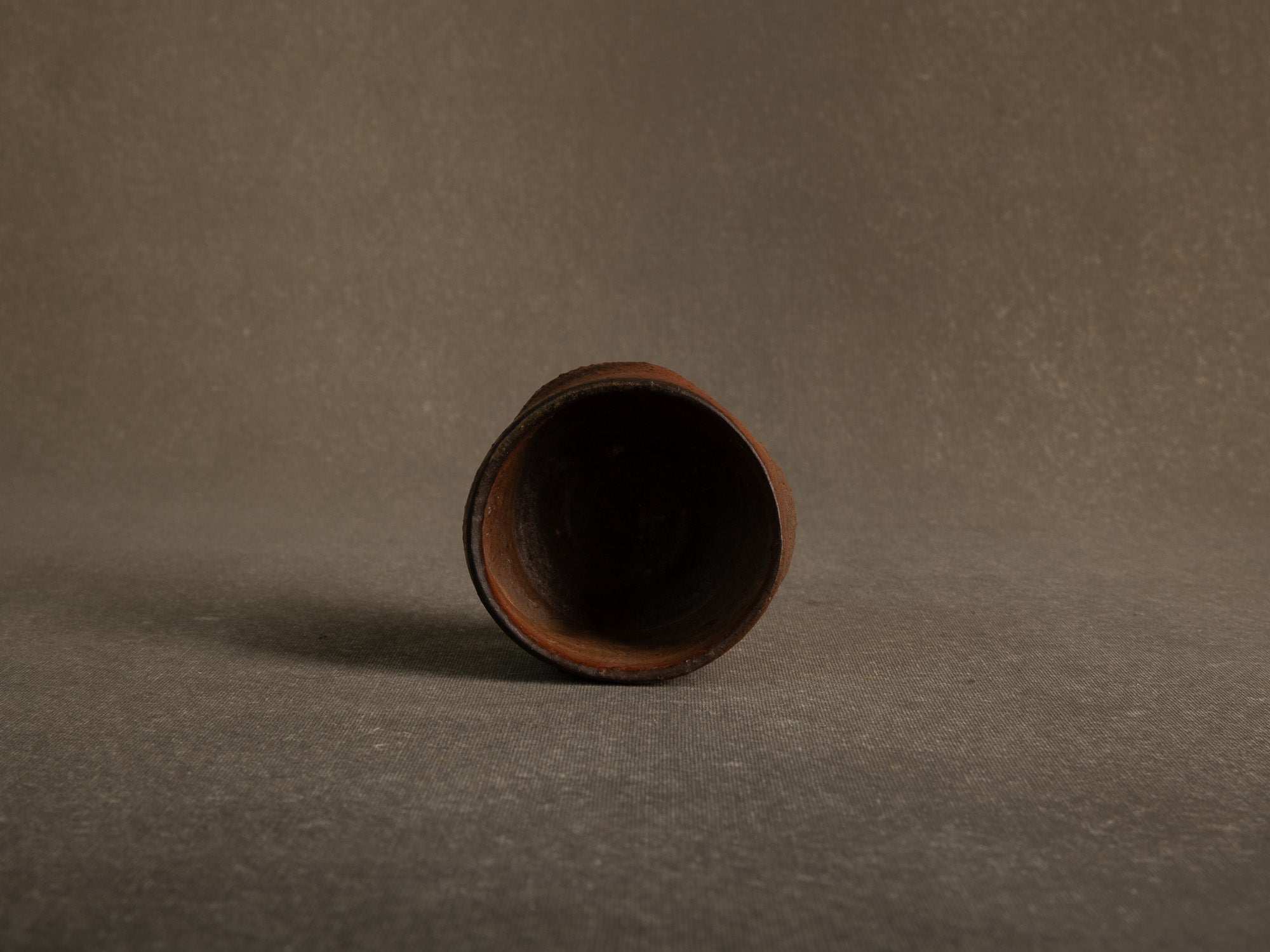 Bol à thé chawan en grès de La Borne par Isabelle Pammachius, France (vers 2000)..La Borne stoneware chawan tea bowl by Isabelle Pammachius, France (circa 2000)