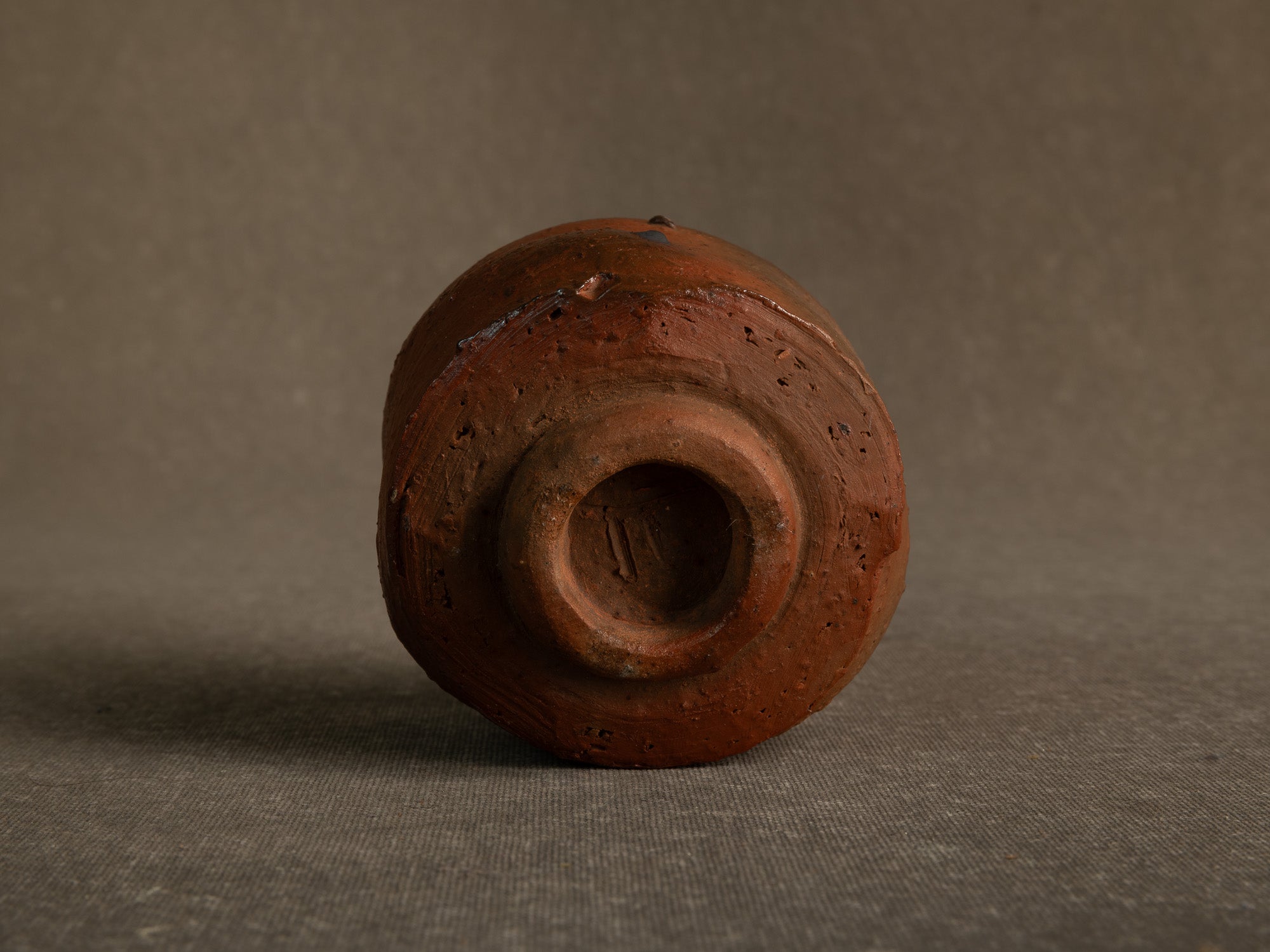 Bol à thé chawan en grès de La Borne par Isabelle Pammachius, France (vers 2000)..La Borne stoneware chawan tea bowl by Isabelle Pammachius, France (circa 2000)