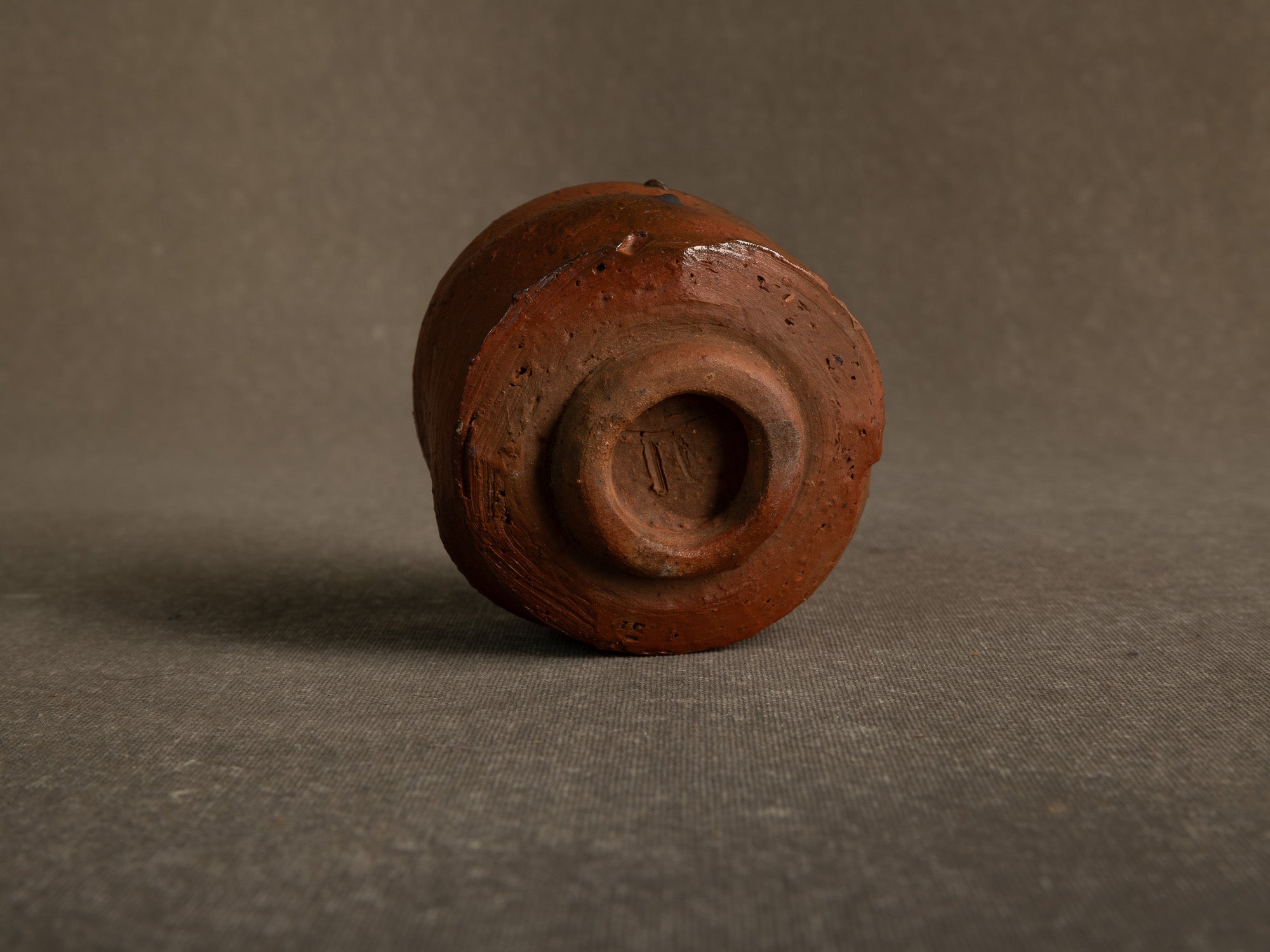 Bol à thé chawan en grès de La Borne par Isabelle Pammachius, France (vers 2000)..La Borne stoneware chawan tea bowl by Isabelle Pammachius, France (circa 2000)