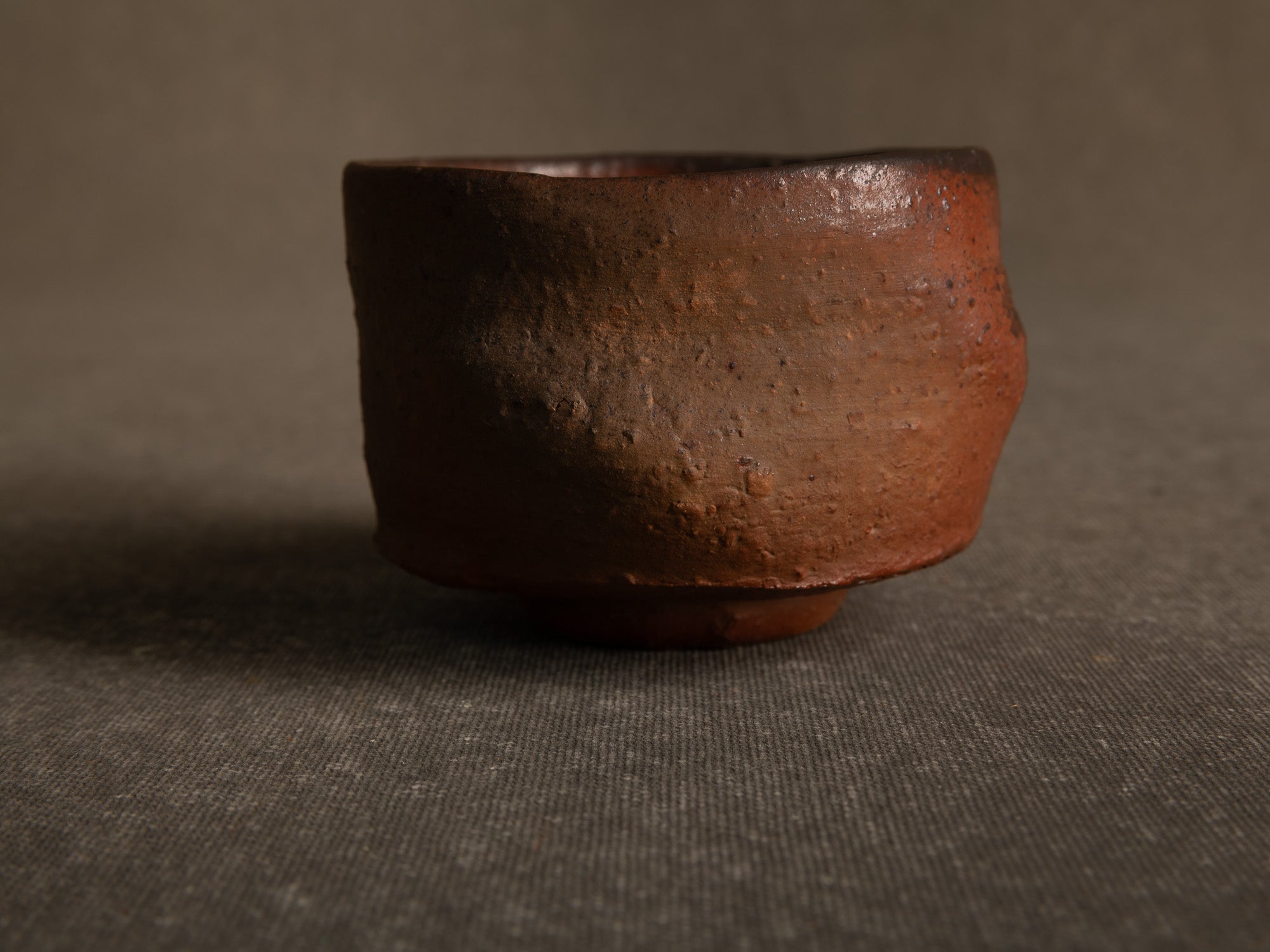 Bol à thé chawan en grès de La Borne par Isabelle Pammachius, France (vers 2000)..La Borne stoneware chawan tea bowl by Isabelle Pammachius, France (circa 2000)