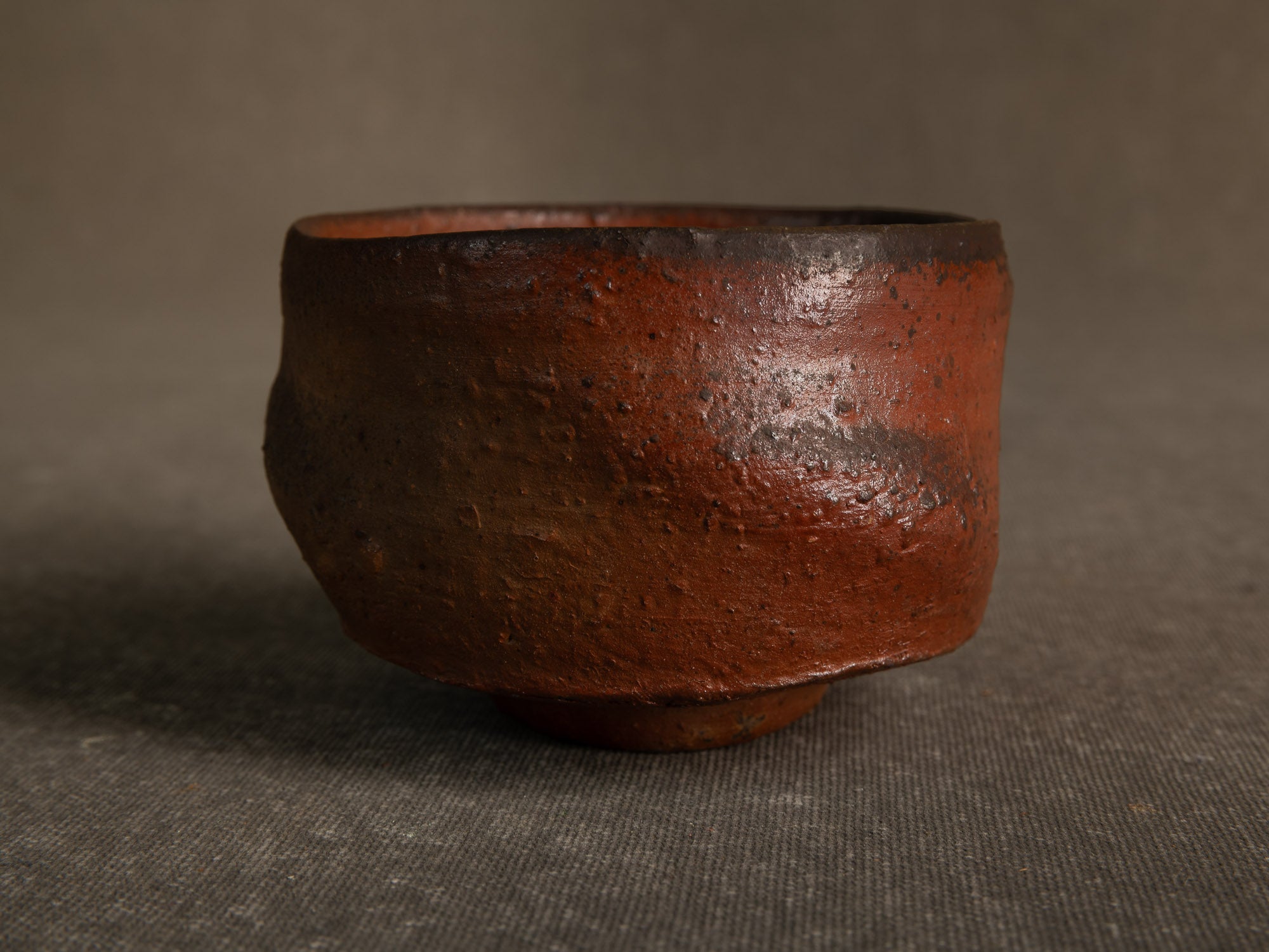 Bol à thé chawan en grès de La Borne par Isabelle Pammachius, France (vers 2000)..La Borne stoneware chawan tea bowl by Isabelle Pammachius, France (circa 2000)