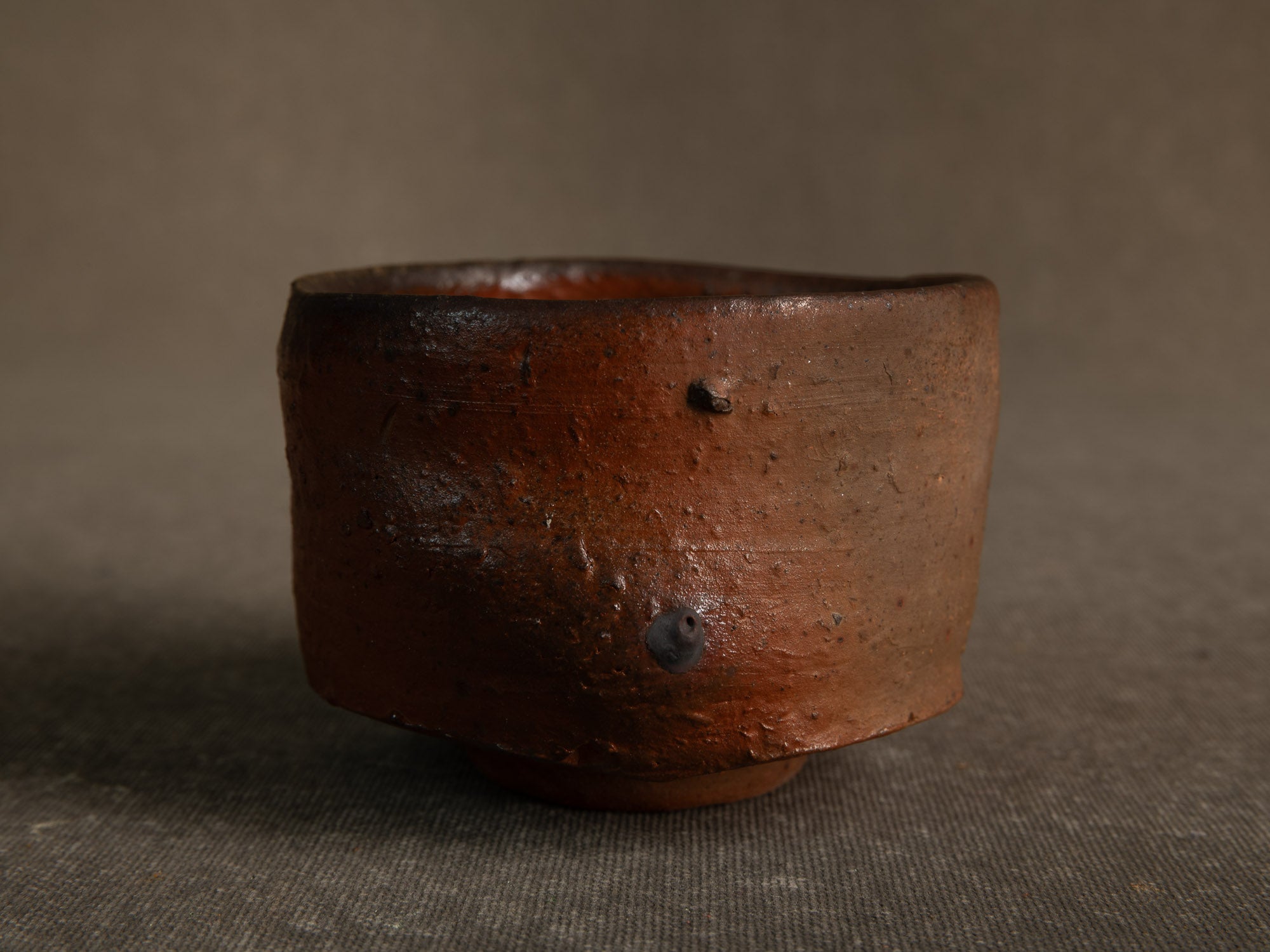 Bol à thé chawan en grès de La Borne par Isabelle Pammachius, France (vers 2000)..La Borne stoneware chawan tea bowl by Isabelle Pammachius, France (circa 2000)