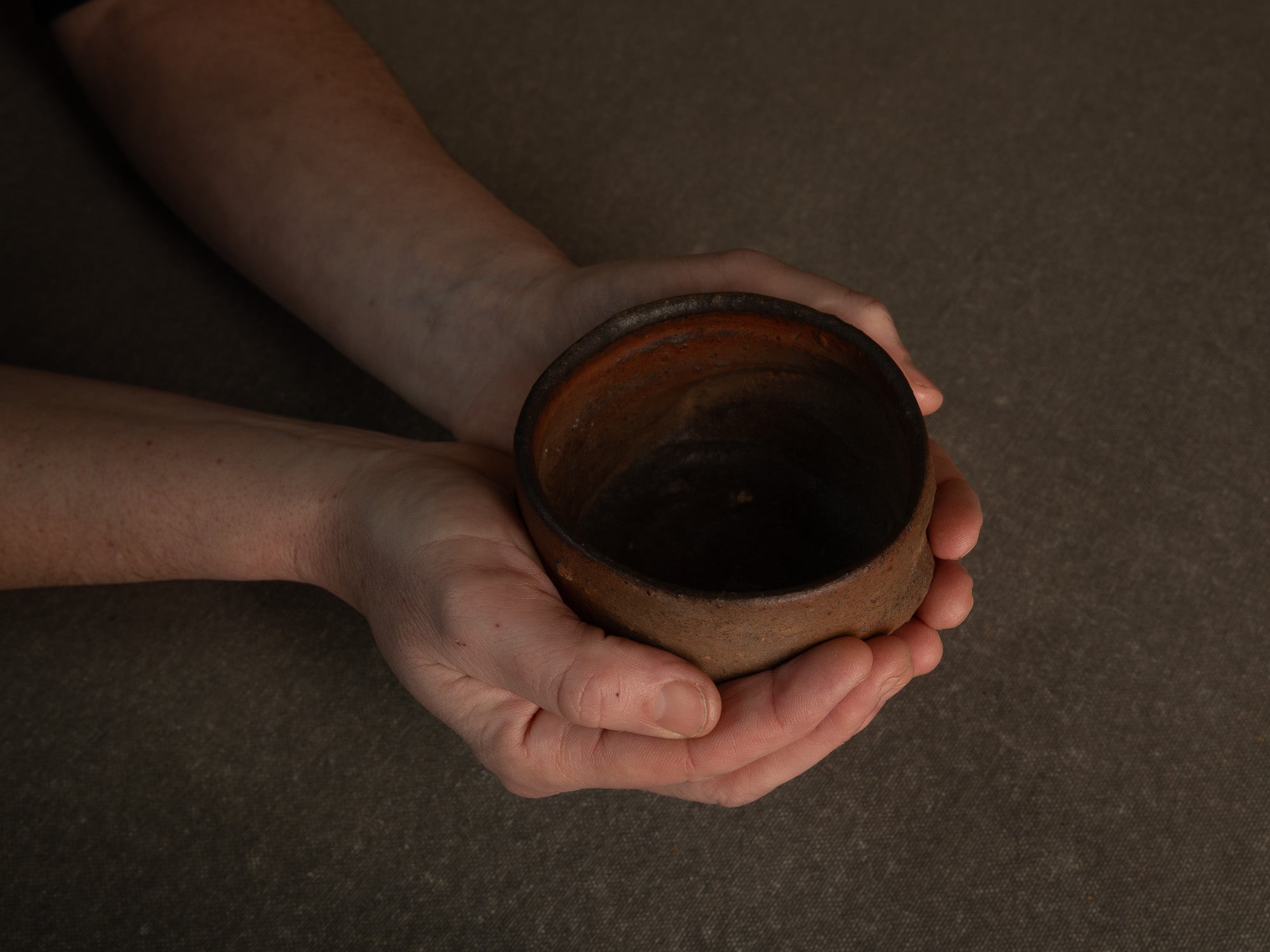 Bol à thé chawan en grès de La Borne par Isabelle Pammachius, France (vers 2000)..La Borne stoneware chawan tea bowl by Isabelle Pammachius, France (circa 2000)