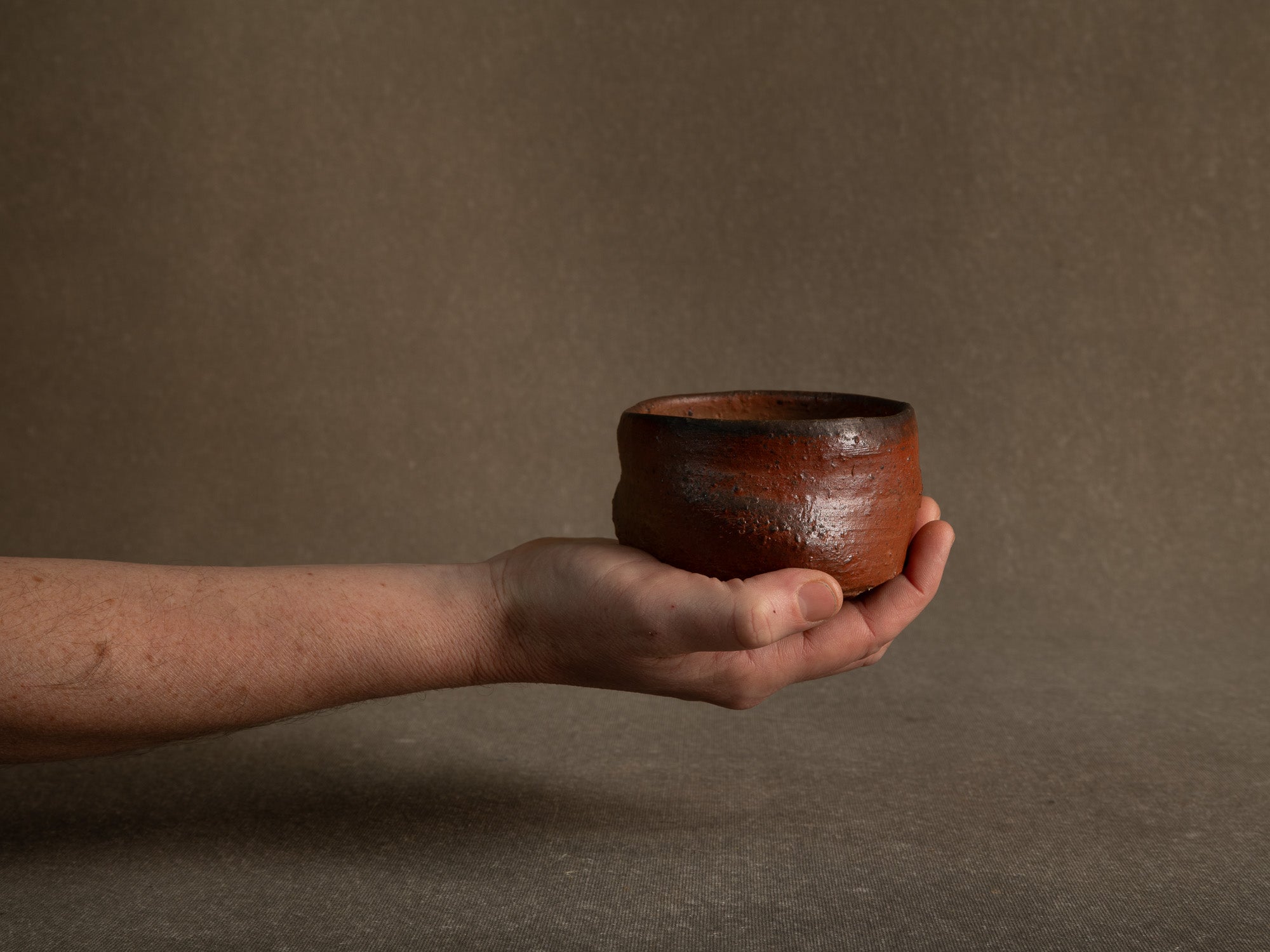 Bol à thé chawan en grès de La Borne par Isabelle Pammachius, France (vers 2000)..La Borne stoneware chawan tea bowl by Isabelle Pammachius, France (circa 2000)