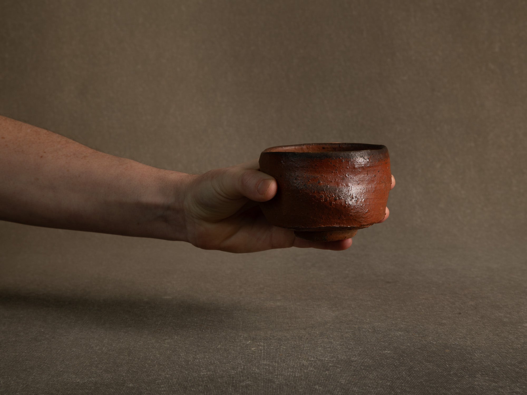 Bol à thé chawan en grès de La Borne par Isabelle Pammachius, France (vers 2000)..La Borne stoneware chawan tea bowl by Isabelle Pammachius, France (circa 2000)