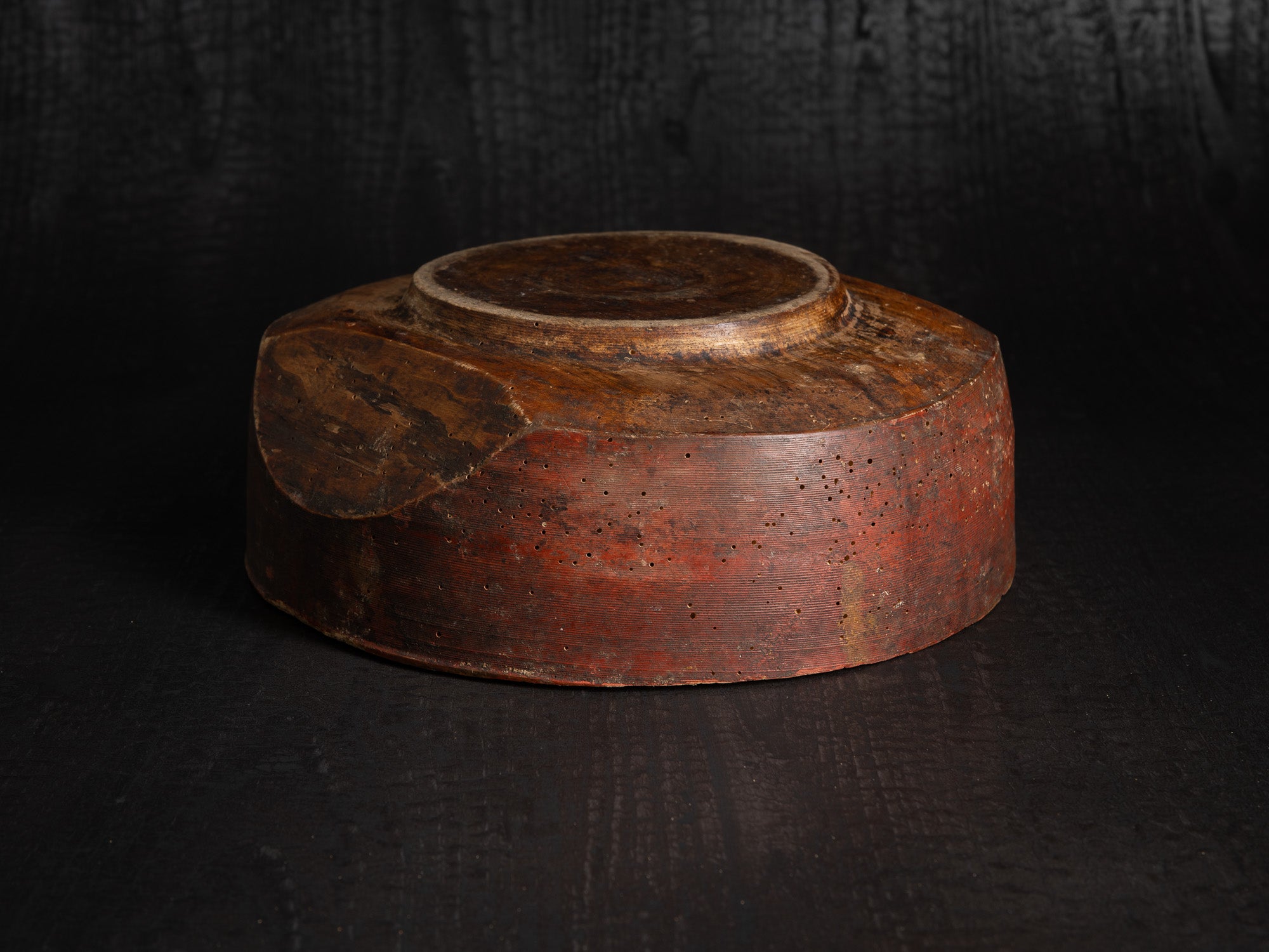 Kauss, coupe monoxyle en bois blond, Estonie (XIXe siècle)..Kauss, monoxylous bowl in bright wood, Estonia (19th century)