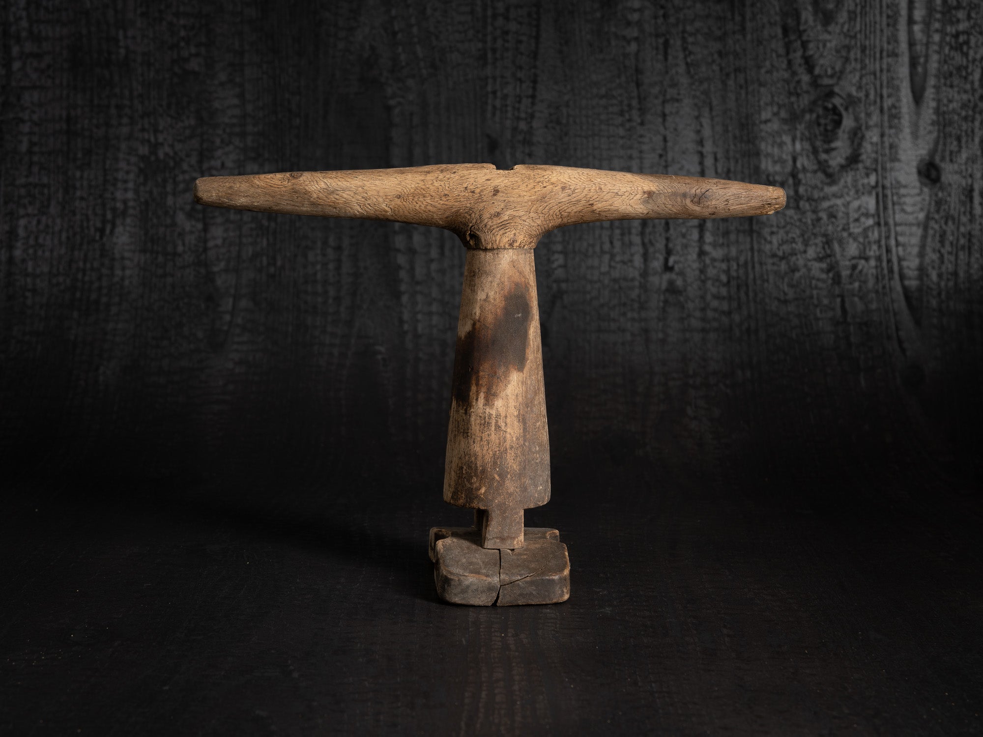 Oherdi, sculpturale vrille, Estonie (fin du XVIIIe / début du XIXe siècle)..Oherdi, sculptural rural tool, Estonia (late 18th / early 19th century)