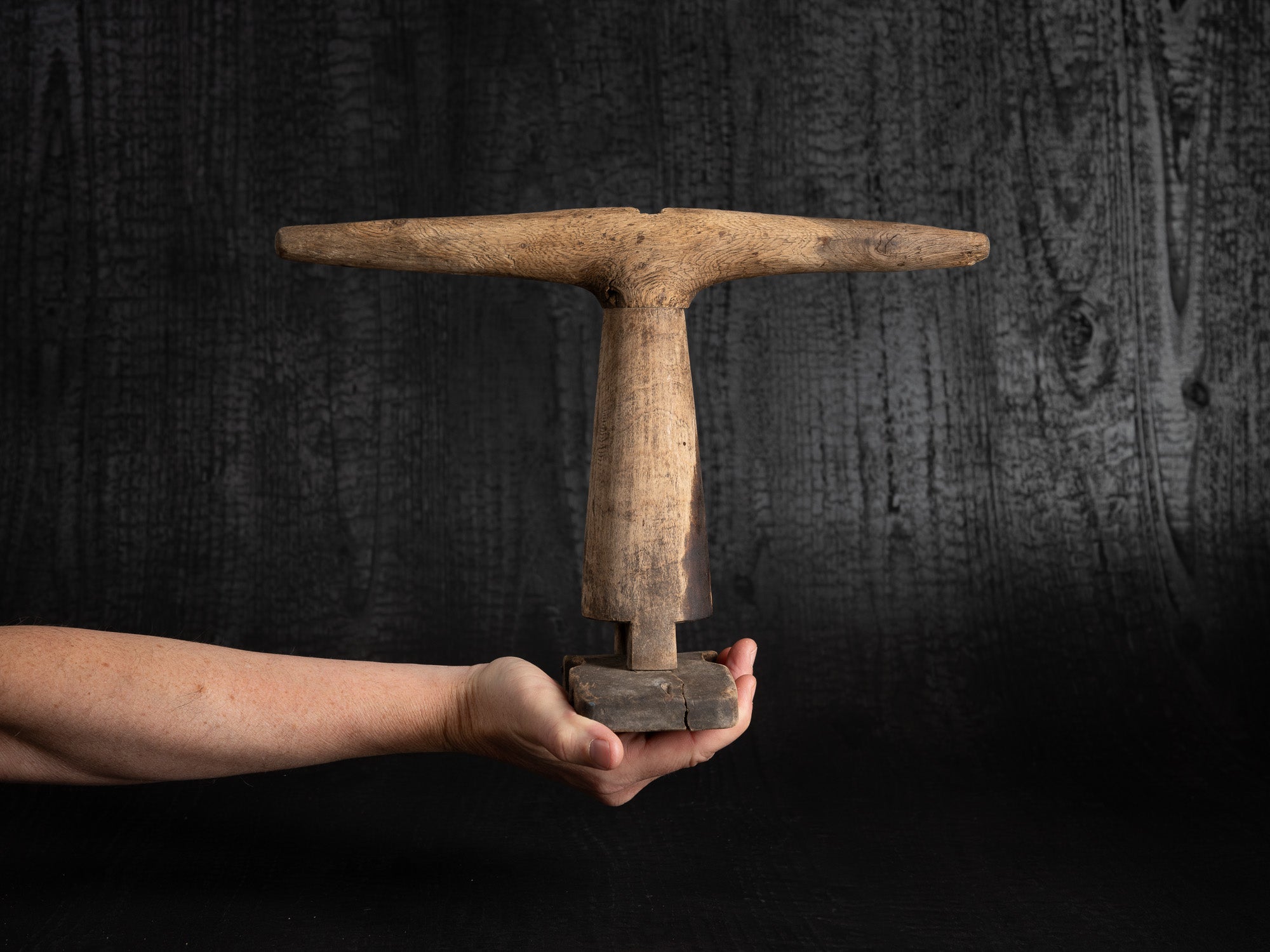 Oherdi, sculpturale vrille, Estonie (fin du XVIIIe / début du XIXe siècle)..Oherdi, sculptural rural tool, Estonia (late 18th / early 19th century)