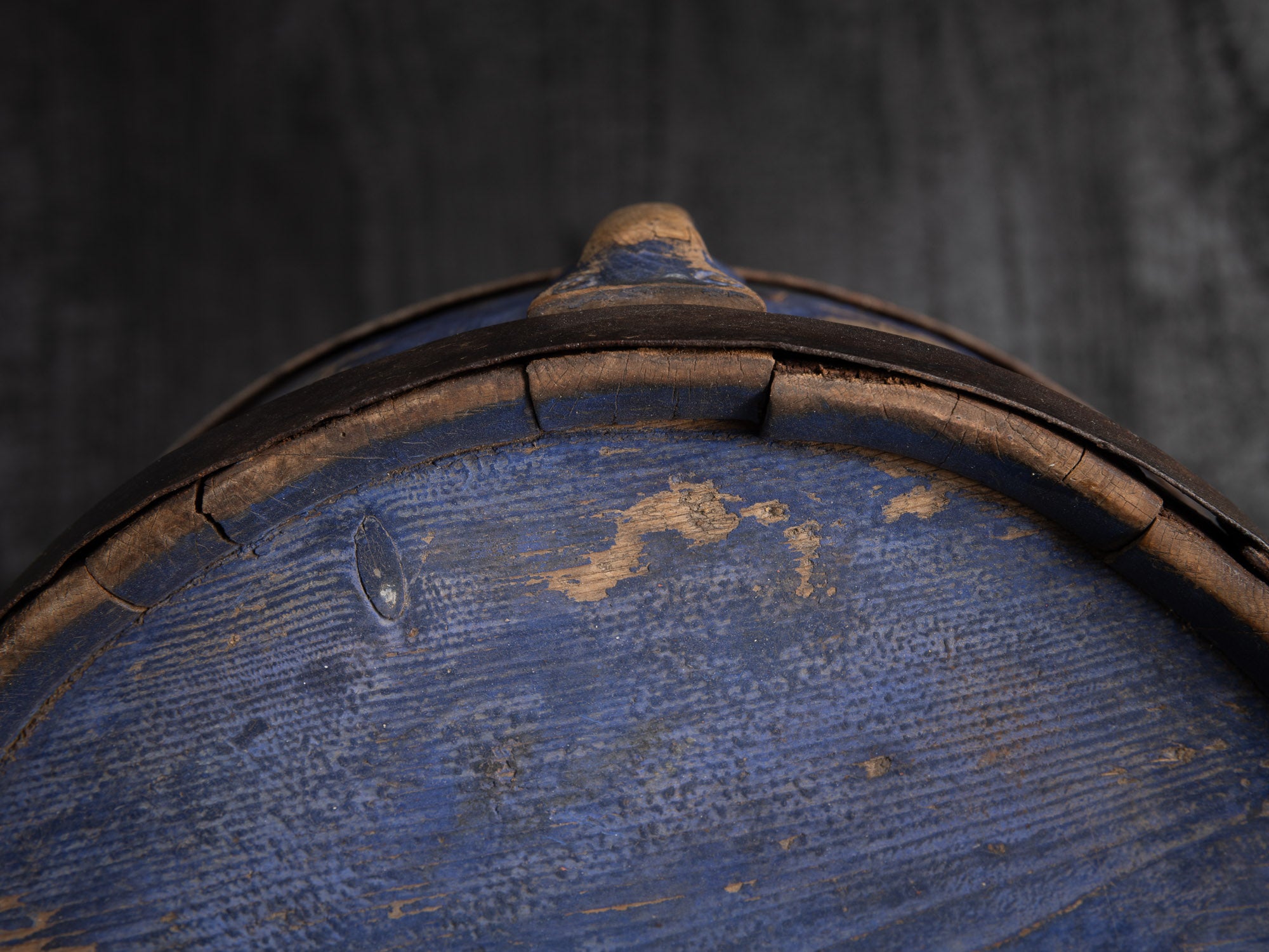 Lähker, remarquable gourde tonnelet en bois, Estonie (XIXe siècle)..Lähker, remarkable wooden barrel-shaped gourd, Estonia (19th century)