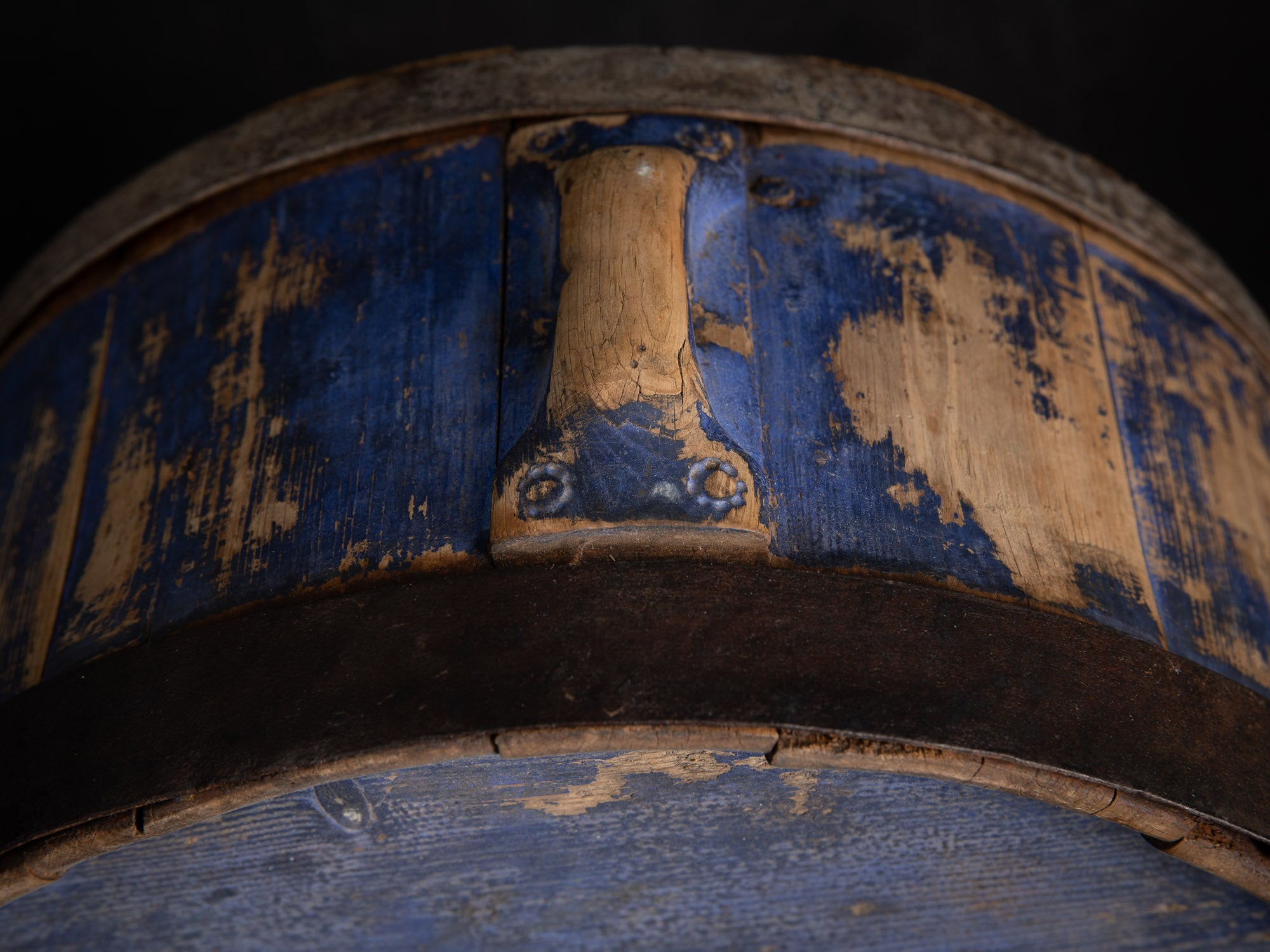 Lähker, remarquable gourde tonnelet en bois, Estonie (XIXe siècle)..Lähker, remarkable wooden barrel-shaped gourd, Estonia (19th century)