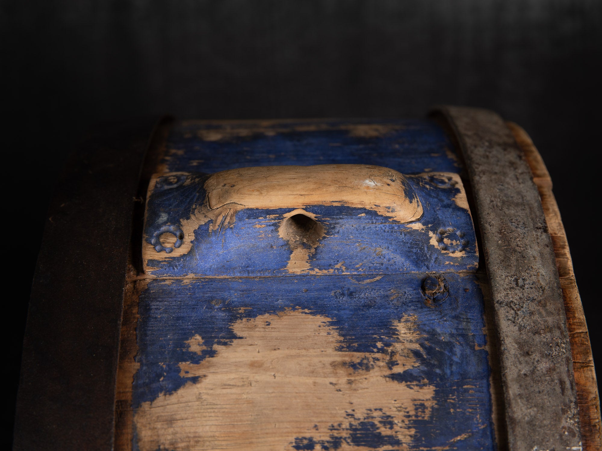 Lähker, remarquable gourde tonnelet en bois, Estonie (XIXe siècle)..Lähker, remarkable wooden barrel-shaped gourd, Estonia (19th century)