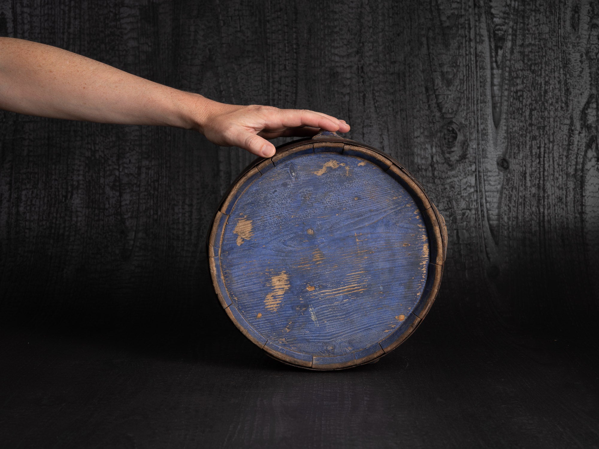 Lähker, remarquable gourde tonnelet en bois, Estonie (XIXe siècle)..Lähker, remarkable wooden barrel-shaped gourd, Estonia (19th century)
