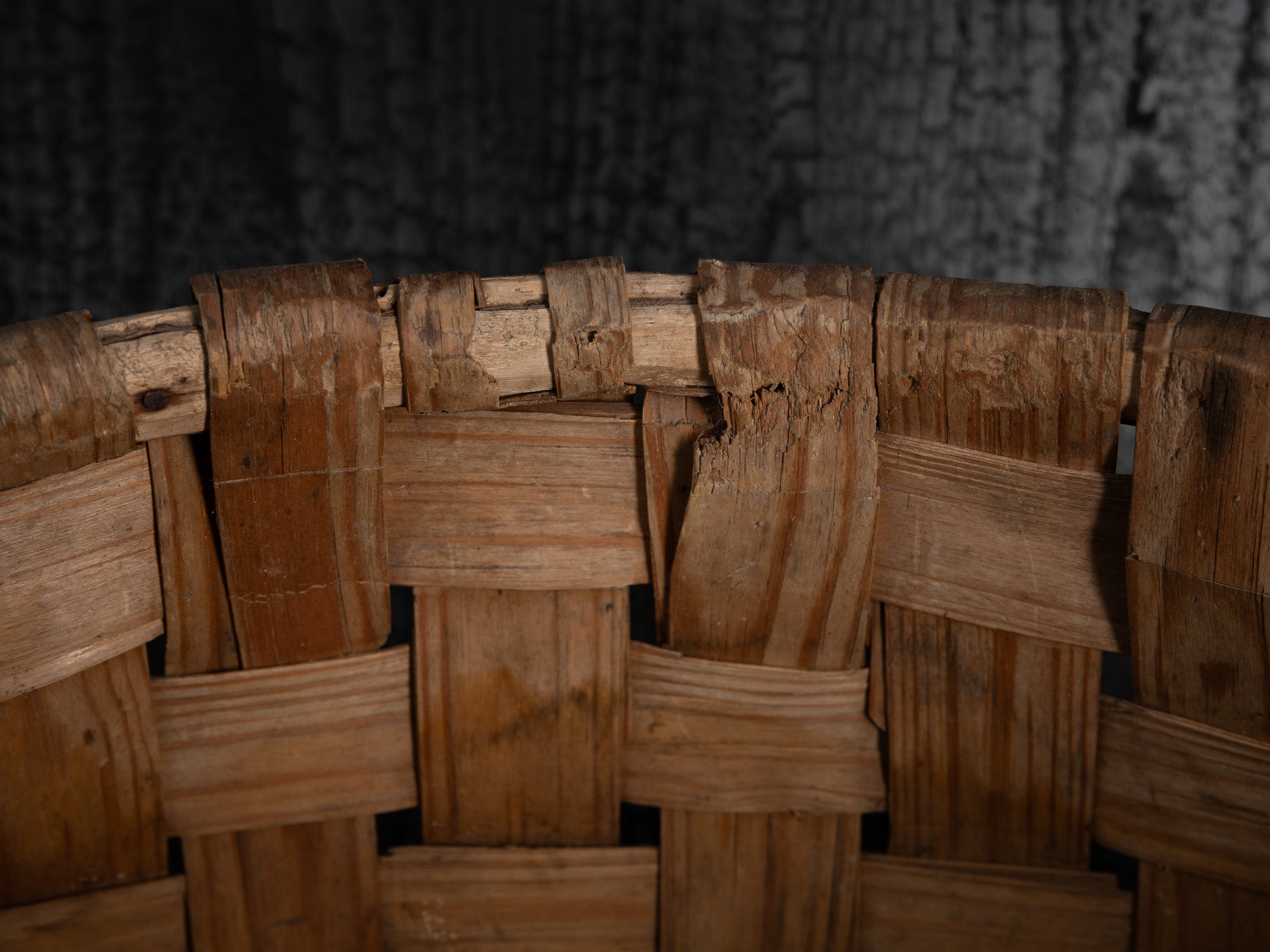Laastukorv, remarquable panier en lattes de bouleau, Estonie (XVIIIe/XIXe siècle)..Laastukorv, remarkable basket made of birch slats, Estonia (18th/19th century)