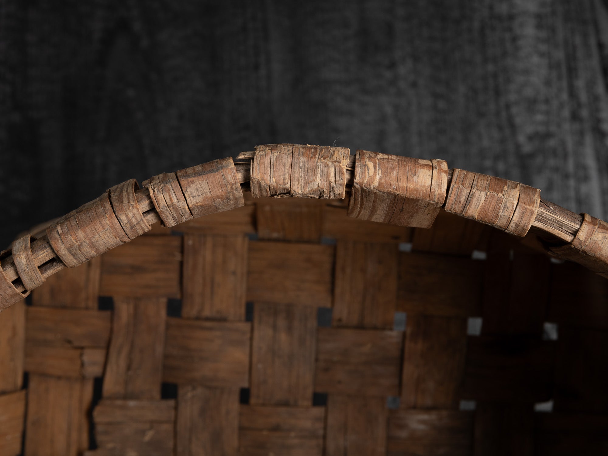 Laastukorv, remarquable panier en lattes de bouleau, Estonie (XVIIIe/XIXe siècle)..Laastukorv, remarkable basket made of birch slats, Estonia (18th/19th century)