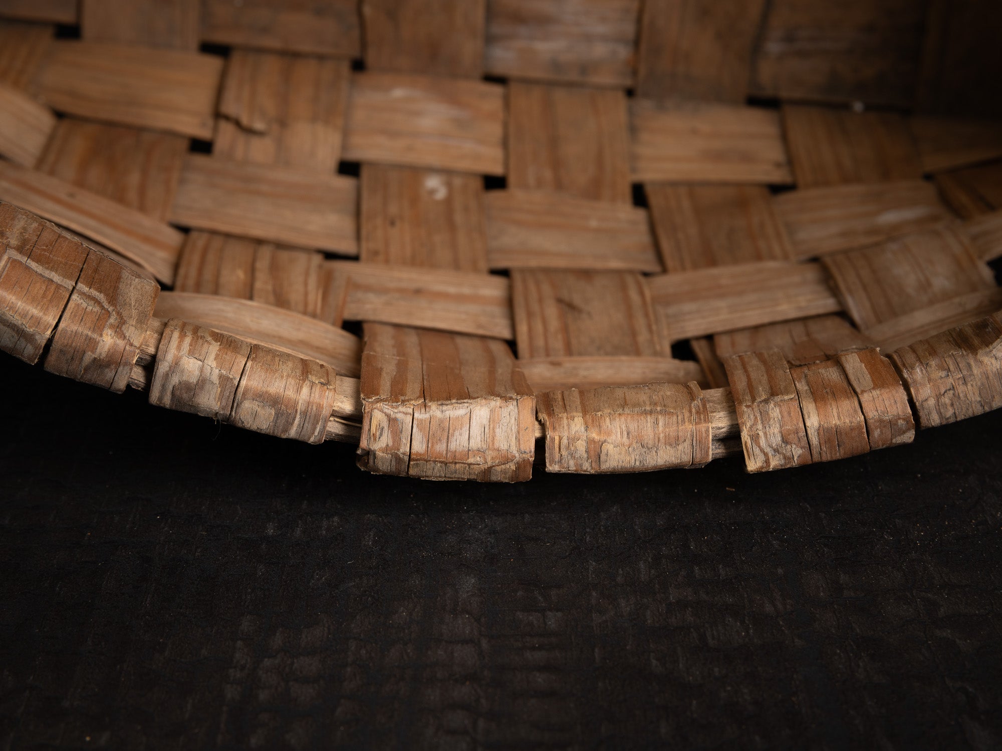 Laastukorv, remarquable panier en lattes de bouleau, Estonie (XVIIIe/XIXe siècle)..Laastukorv, remarkable basket made of birch slats, Estonia (18th/19th century)