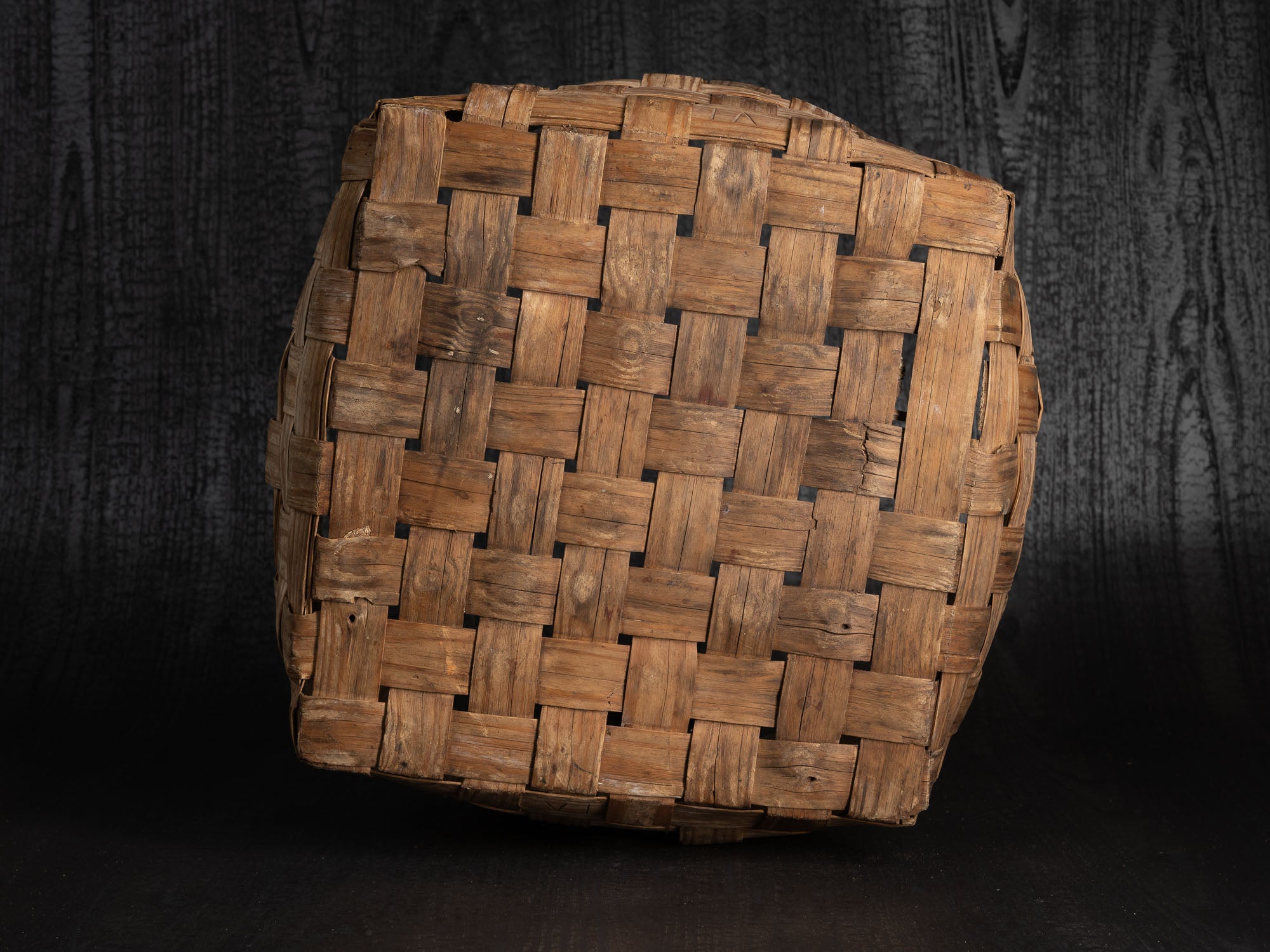 Laastukorv, remarquable panier en lattes de bouleau, Estonie (XVIIIe/XIXe siècle)..Laastukorv, remarkable basket made of birch slats, Estonia (18th/19th century)
