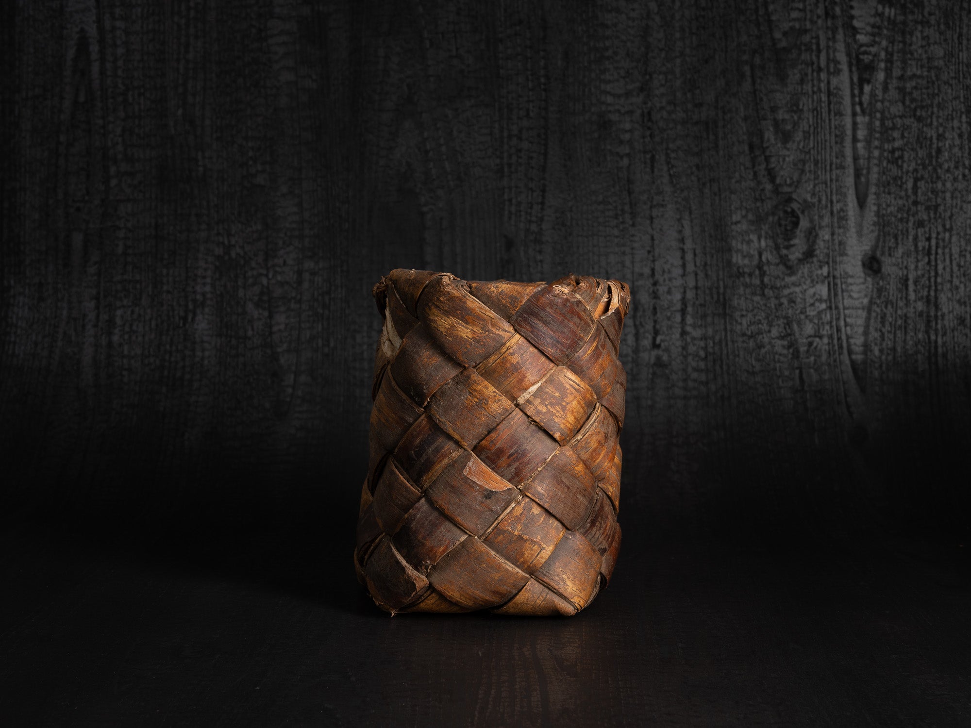 Vakk, remarquable panier en écorce de bouleau, Estonie (fin du XIXe siècle)..Vakk, remarkable birch bark basket, Estonia (late 19th century)