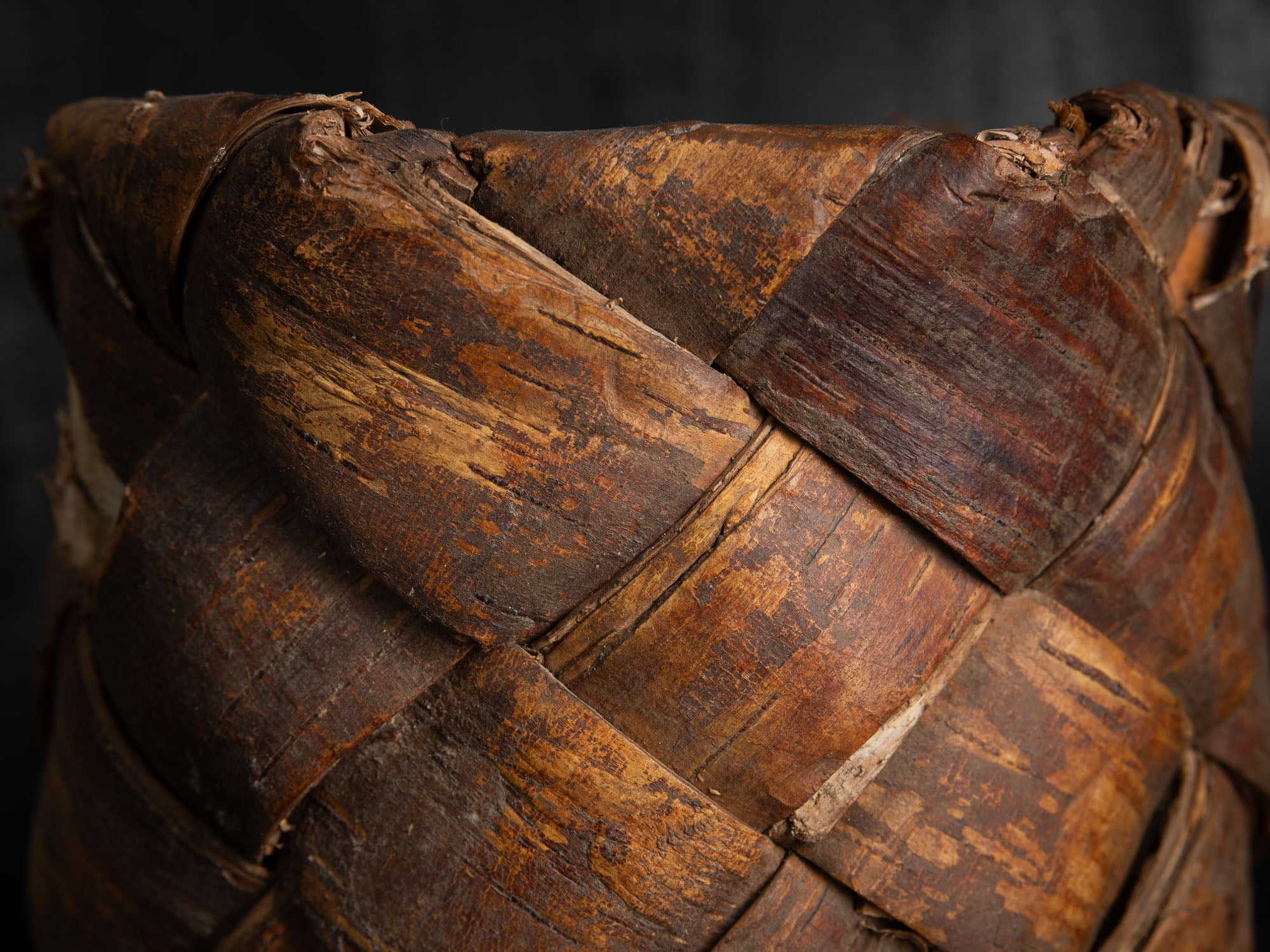 Vakk, remarquable panier en écorce de bouleau, Estonie (fin du XIXe siècle)..Vakk, remarkable birch bark basket, Estonia (late 19th century)