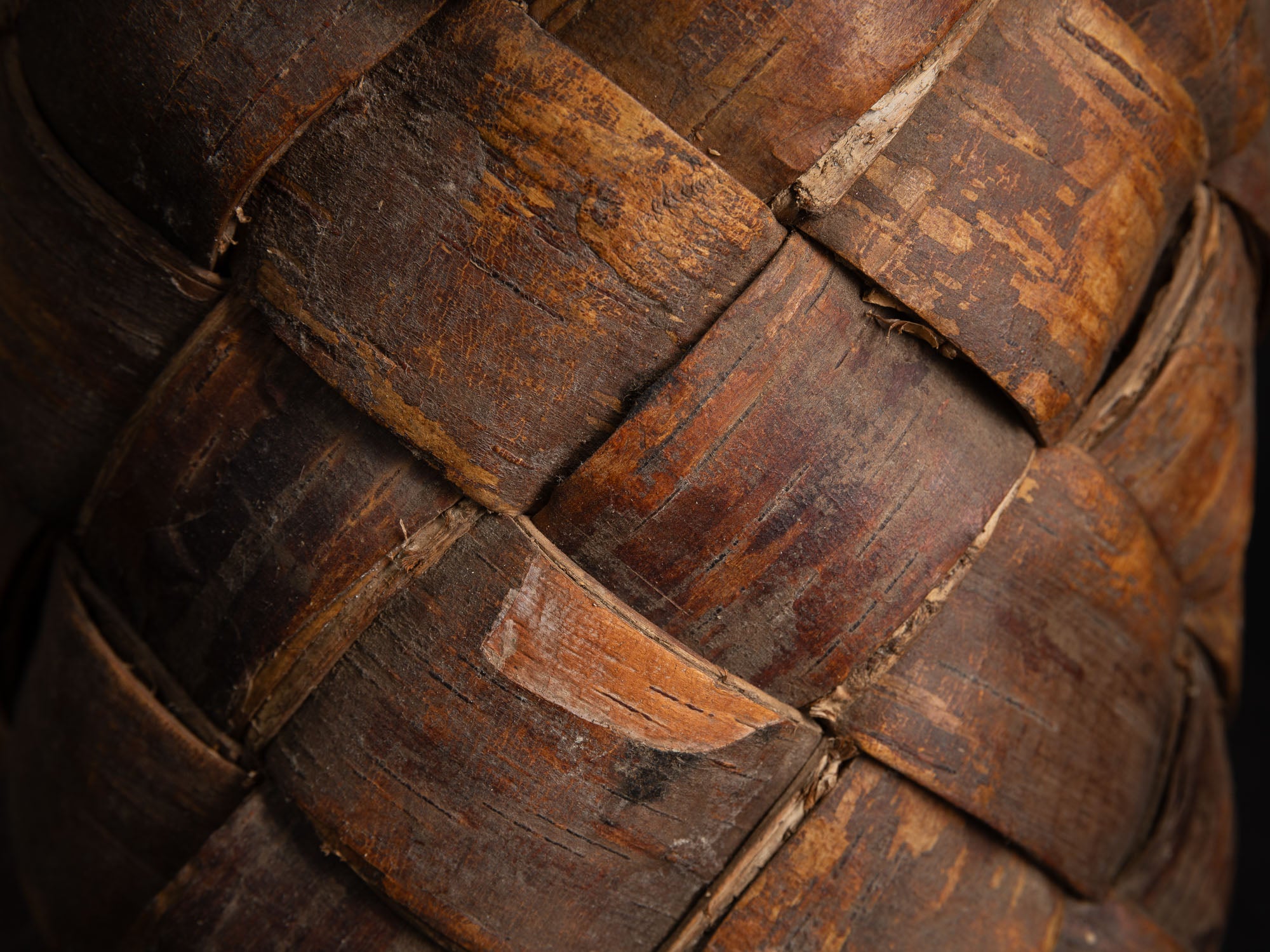 Vakk, remarquable panier en écorce de bouleau, Estonie (fin du XIXe siècle)..Vakk, remarkable birch bark basket, Estonia (late 19th century)
