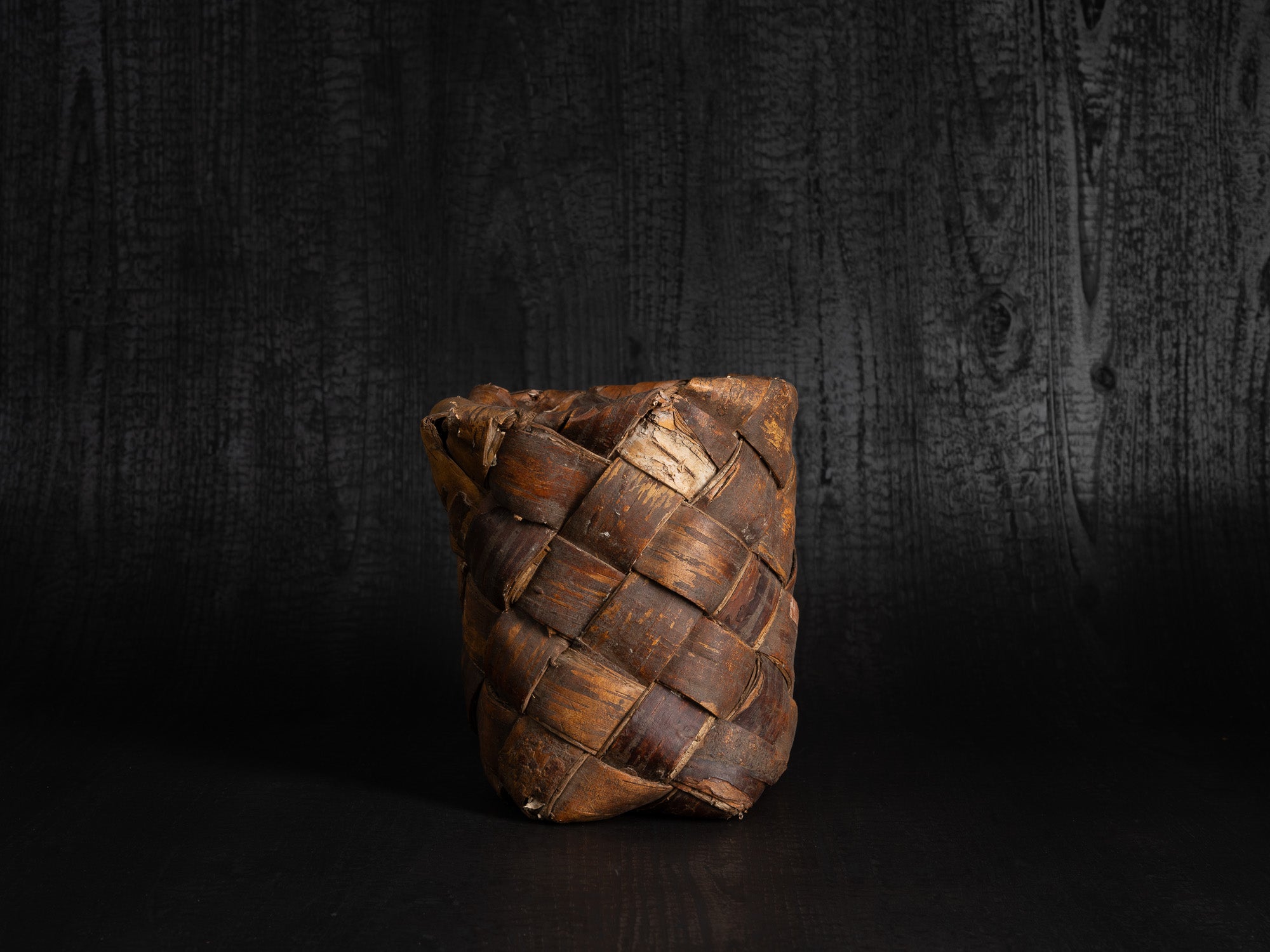 Vakk, remarquable panier en écorce de bouleau, Estonie (fin du XIXe siècle)..Vakk, remarkable birch bark basket, Estonia (late 19th century)