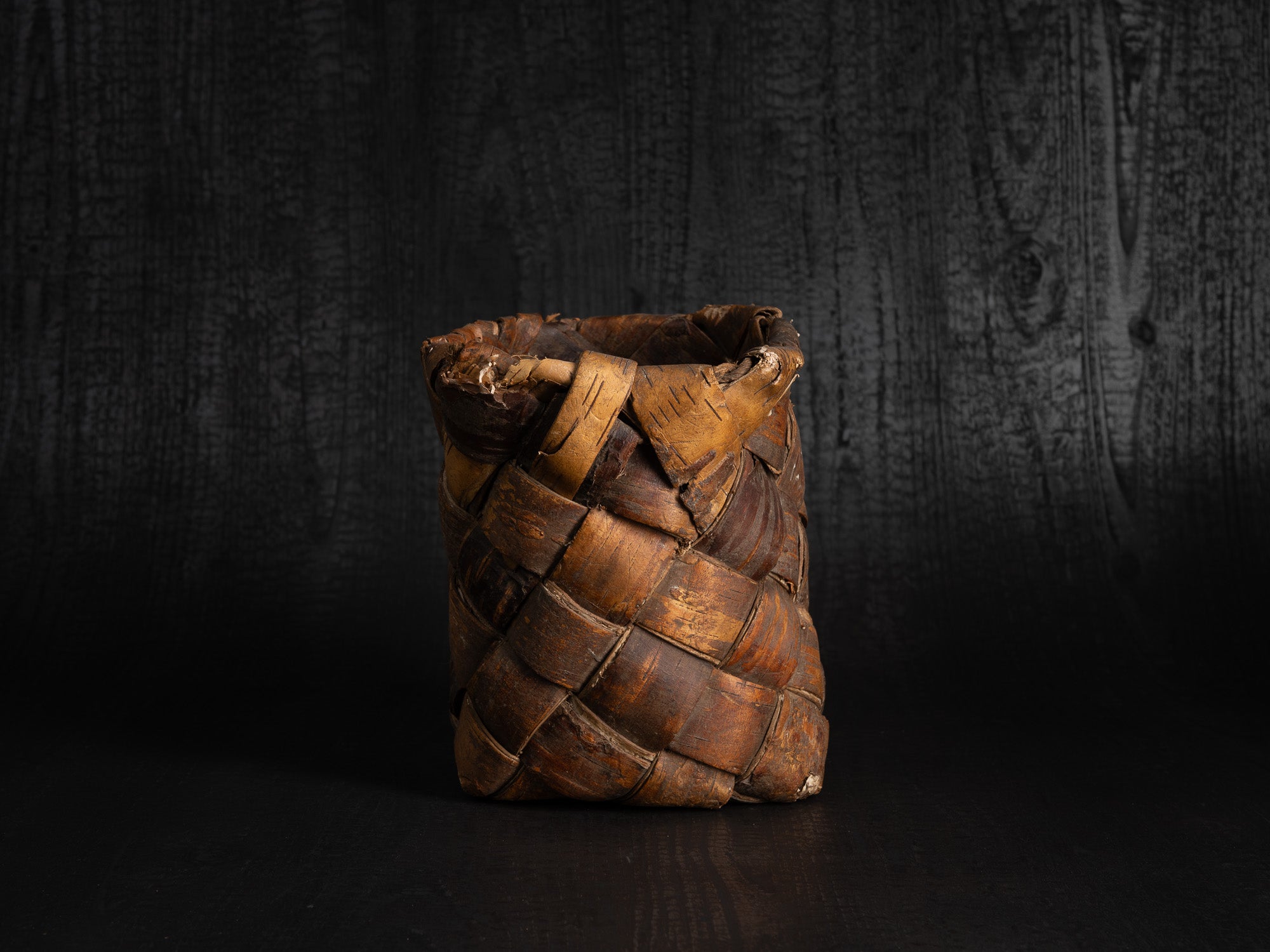 Vakk, remarquable panier en écorce de bouleau, Estonie (fin du XIXe siècle)..Vakk, remarkable birch bark basket, Estonia (late 19th century)