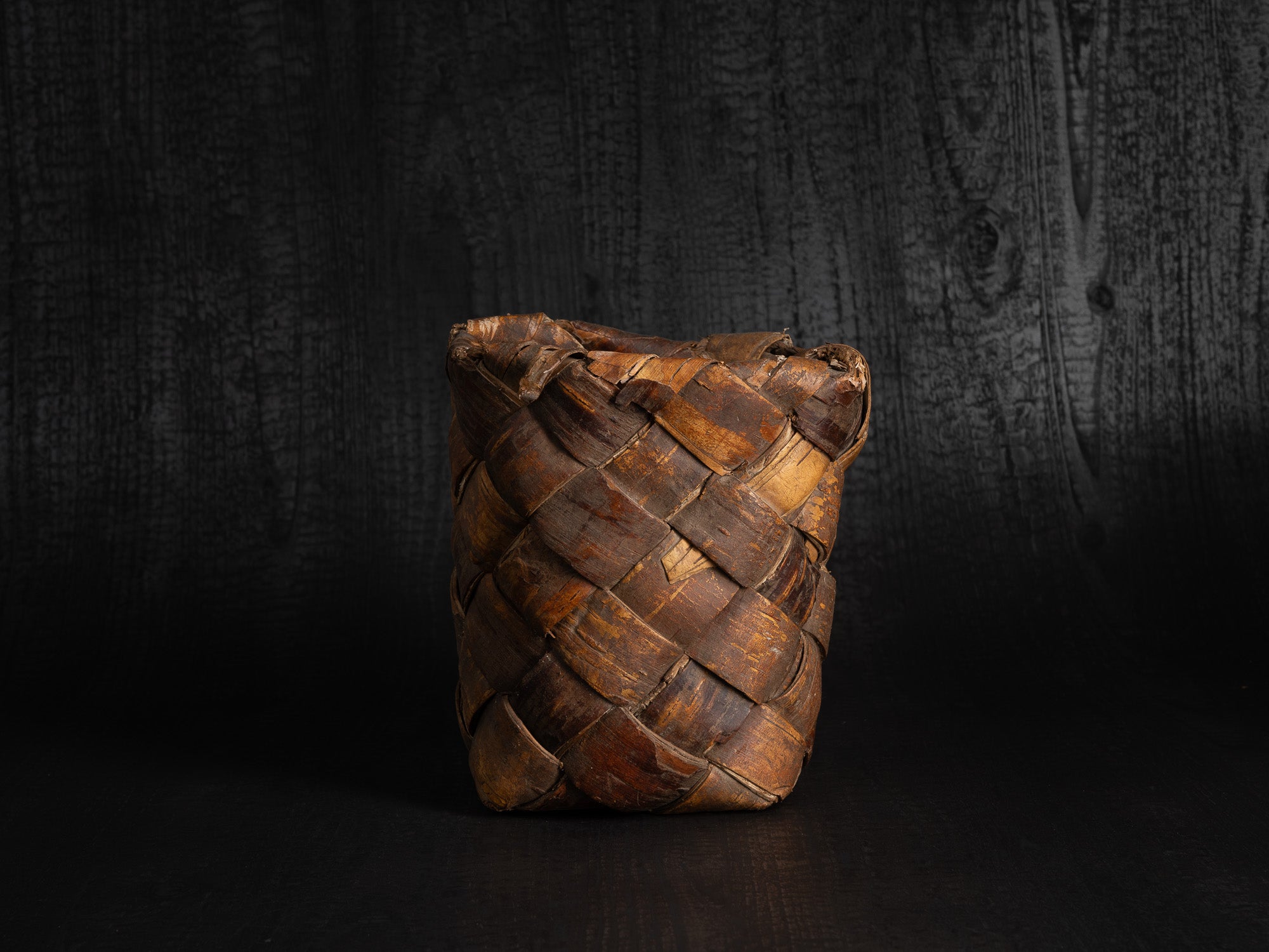 Vakk, remarquable panier en écorce de bouleau, Estonie (fin du XIXe siècle)..Vakk, remarkable birch bark basket, Estonia (late 19th century)