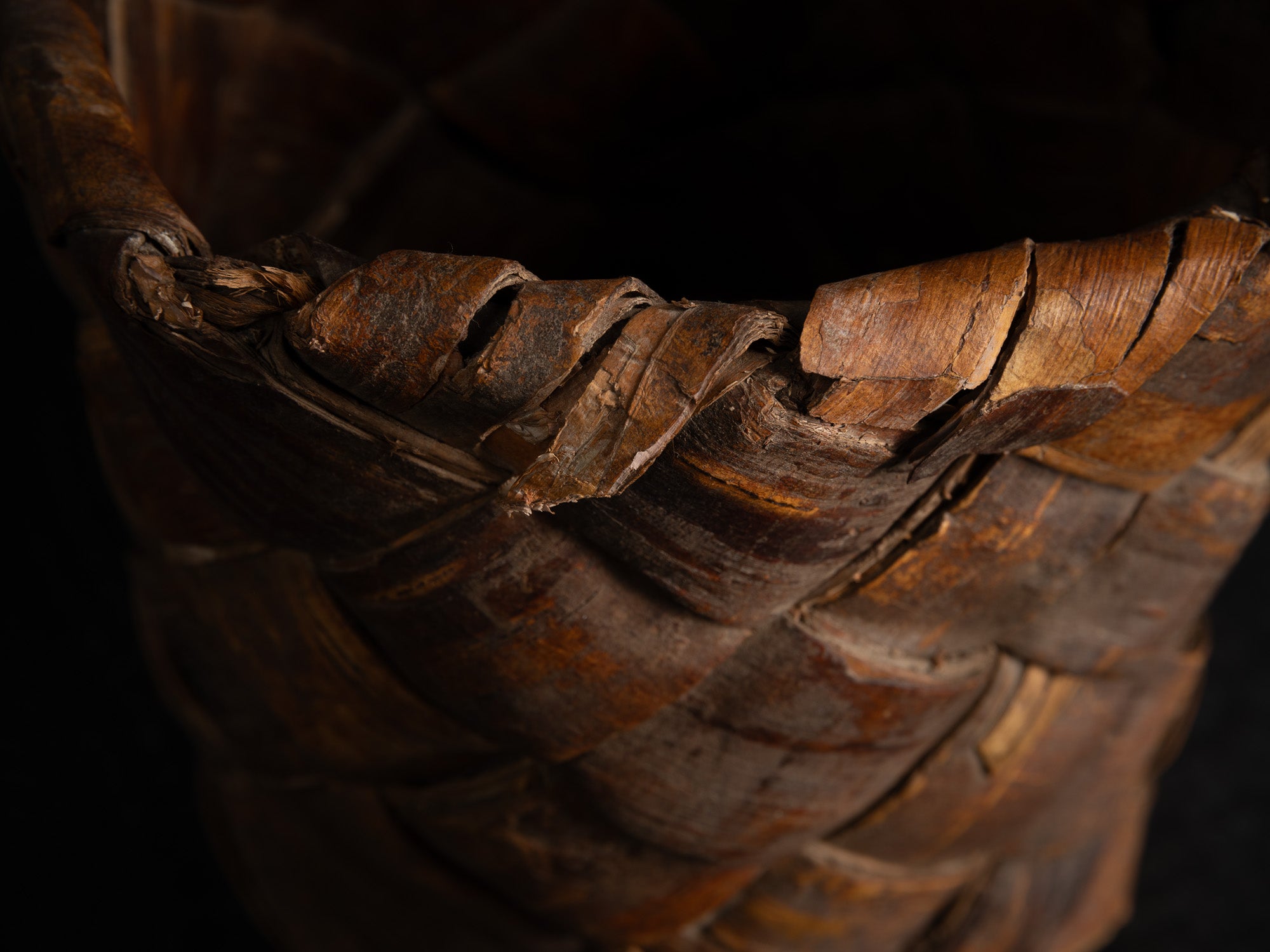 Vakk, remarquable panier en écorce de bouleau, Estonie (fin du XIXe siècle)..Vakk, remarkable birch bark basket, Estonia (late 19th century)
