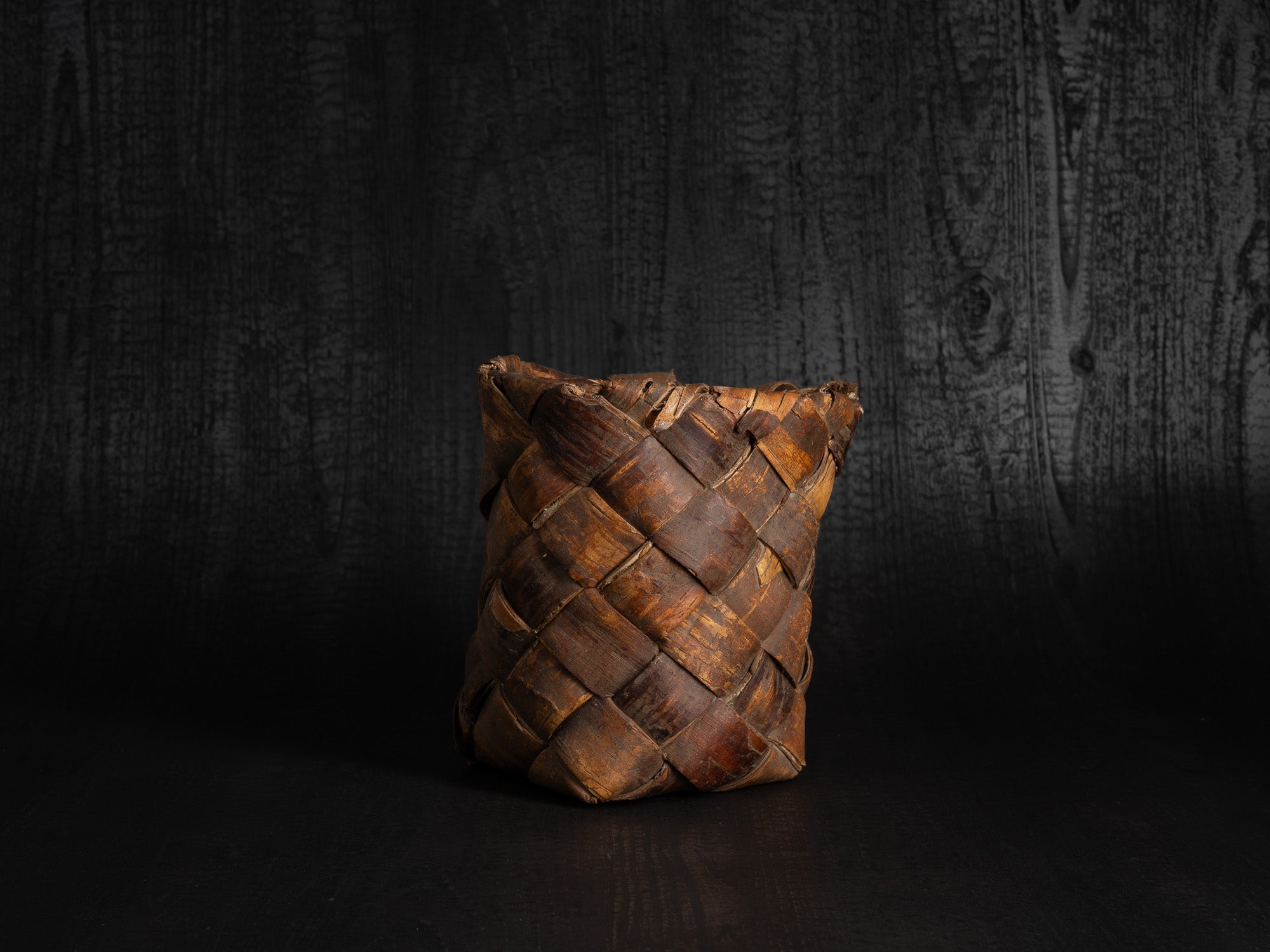 Vakk, remarquable panier en écorce de bouleau, Estonie (fin du XIXe siècle)..Vakk, remarkable birch bark basket, Estonia (late 19th century)