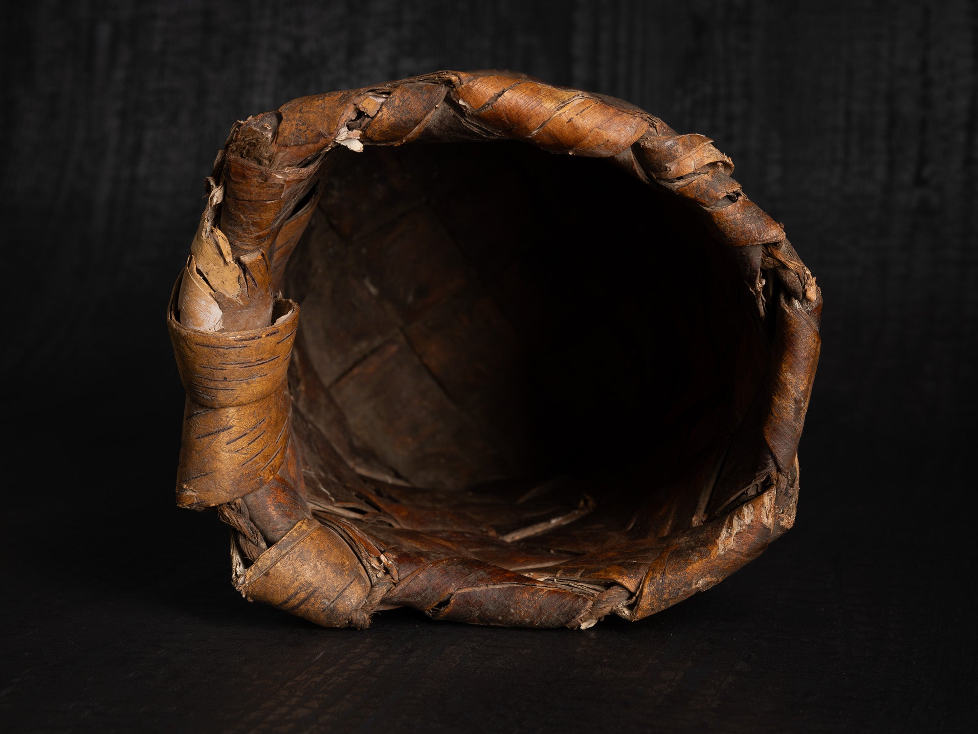 Vakk, remarquable panier en écorce de bouleau, Estonie (fin du XIXe siècle)..Vakk, remarkable birch bark basket, Estonia (late 19th century)