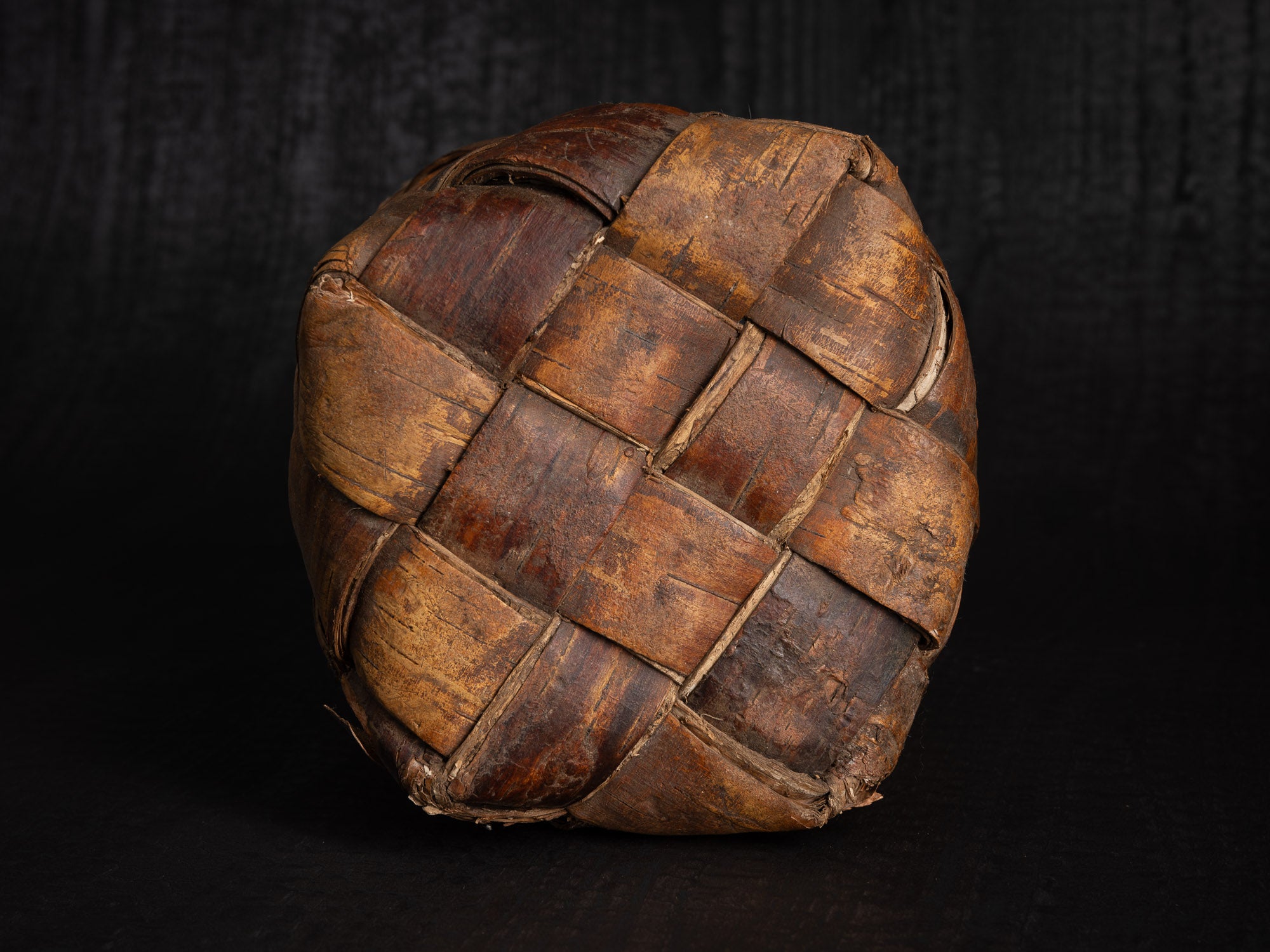 Vakk, remarquable panier en écorce de bouleau, Estonie (fin du XIXe siècle)..Vakk, remarkable birch bark basket, Estonia (late 19th century)