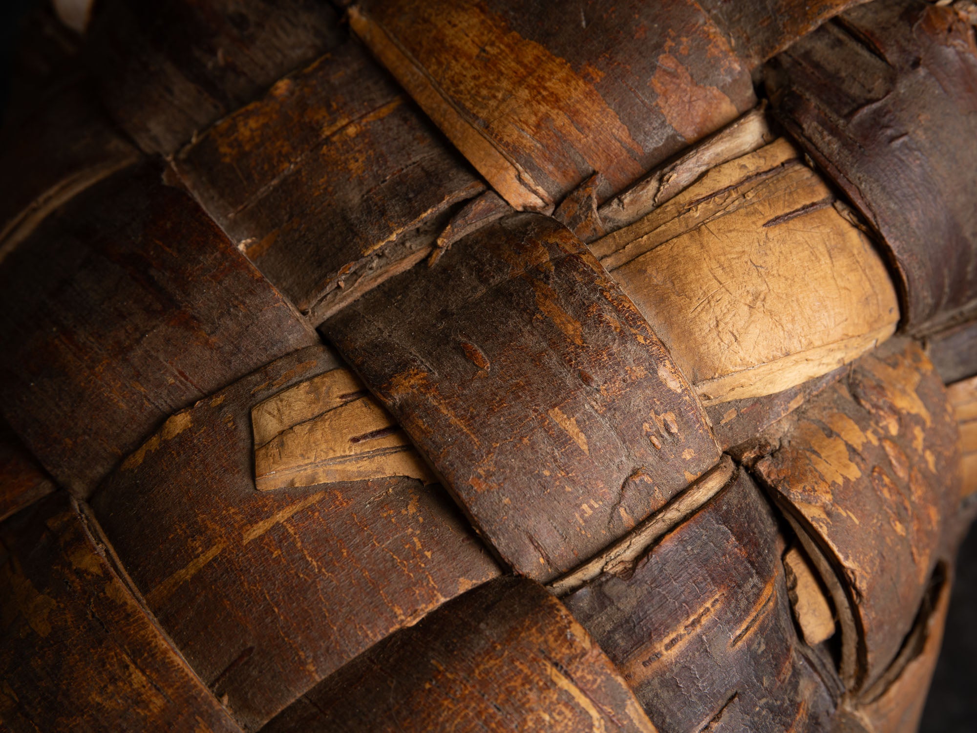 Vakk, remarquable panier en écorce de bouleau, Estonie (fin du XIXe siècle)..Vakk, remarkable birch bark basket, Estonia (late 19th century)