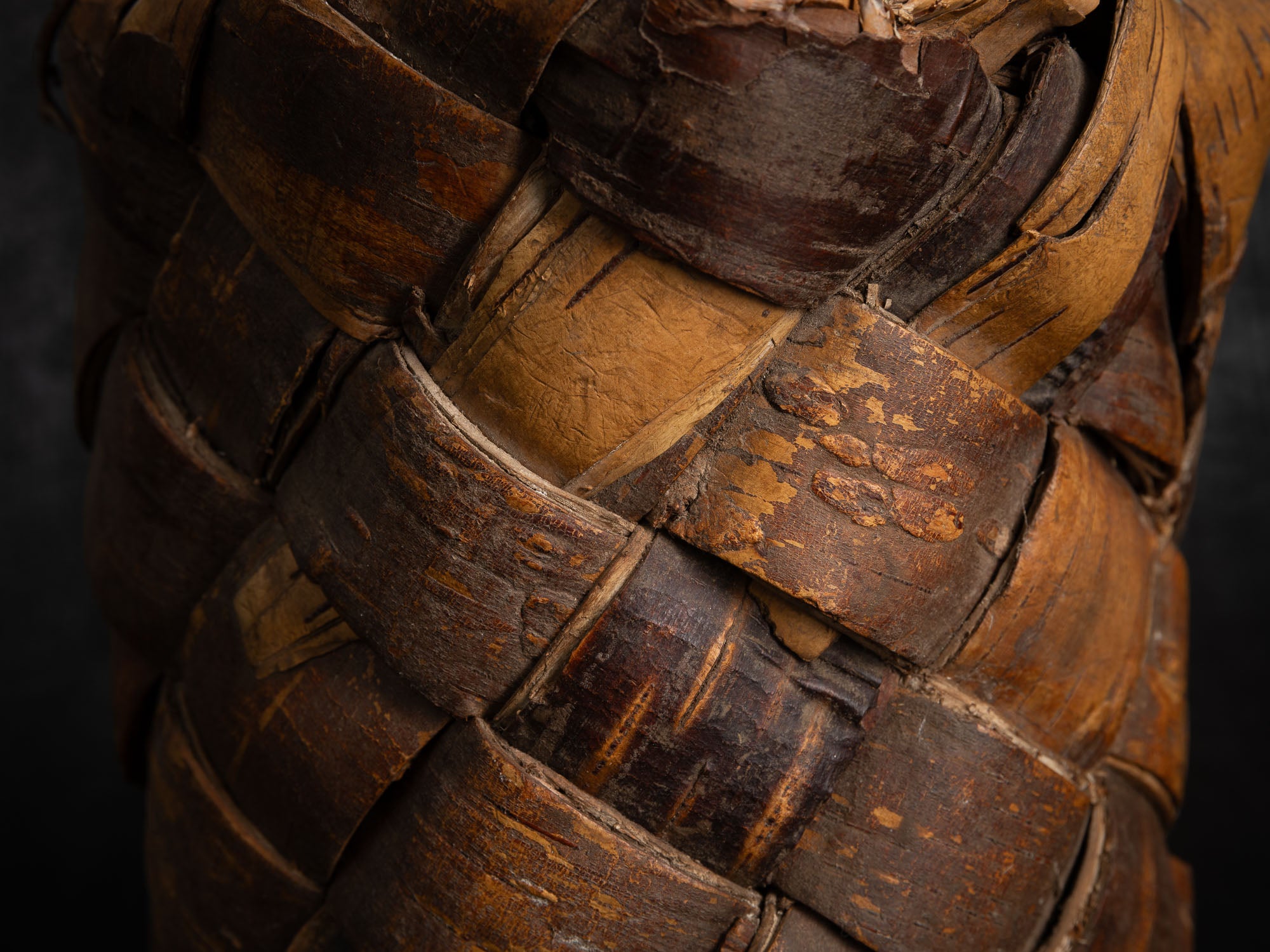 Vakk, remarquable panier en écorce de bouleau, Estonie (fin du XIXe siècle)..Vakk, remarkable birch bark basket, Estonia (late 19th century)