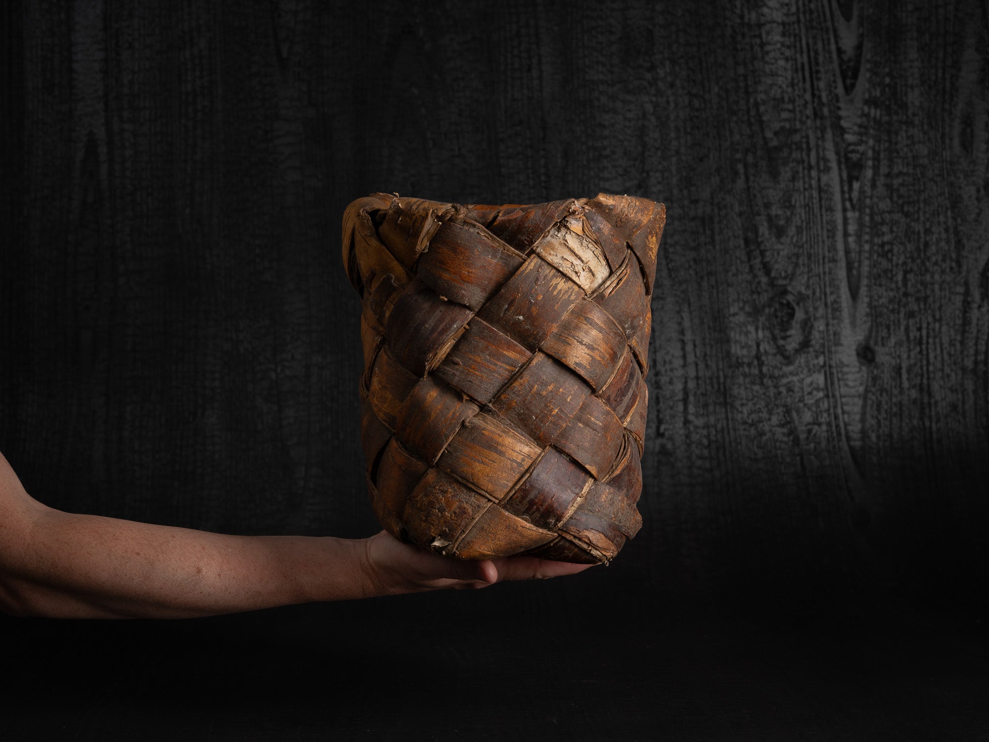 Vakk, remarquable panier en écorce de bouleau, Estonie (fin du XIXe siècle)..Vakk, remarkable birch bark basket, Estonia (late 19th century)