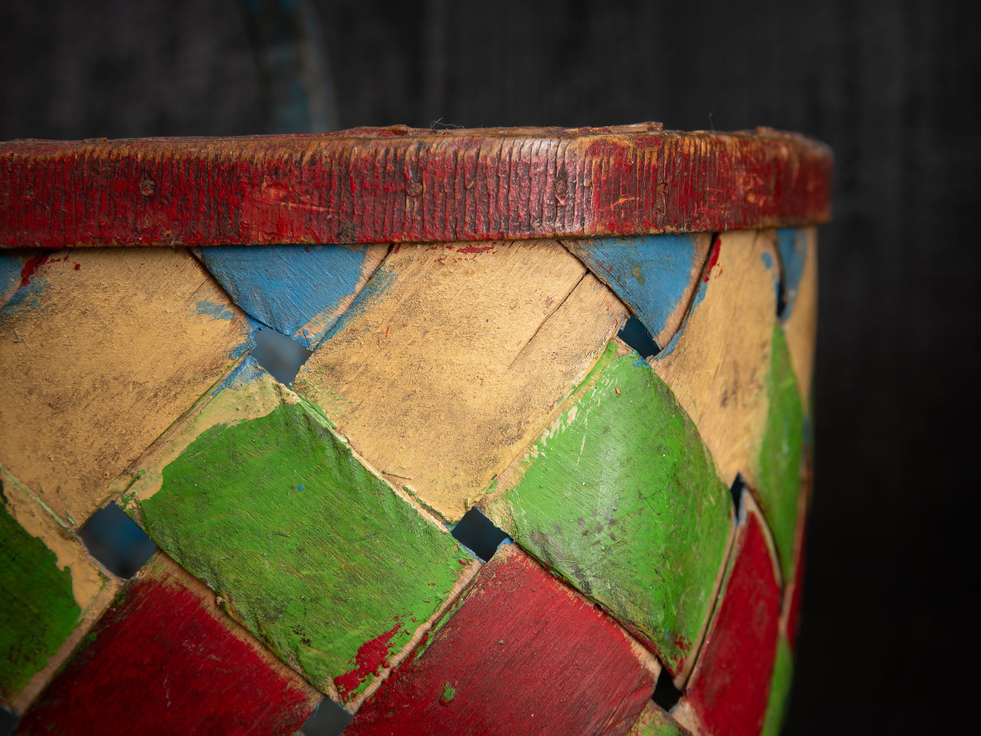 Käepidemega korv, panier ansé tressé en bouleau, Estonie (XIXe siècle)..Käepidemega korv, woven birch basket with handle, Estonia (19th century)