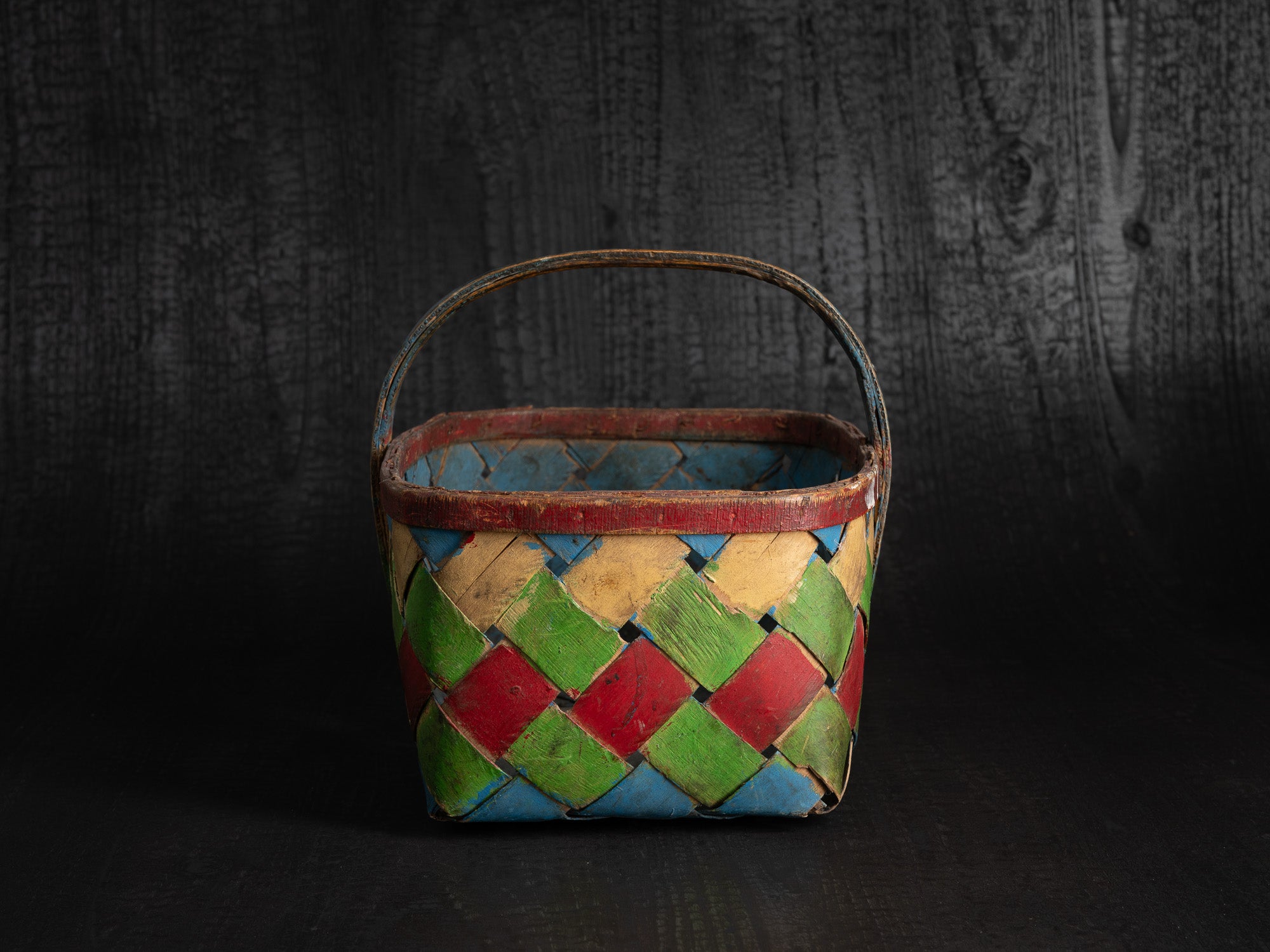 Käepidemega korv, panier ansé tressé en bouleau, Estonie (XIXe siècle)..Käepidemega korv, woven birch basket with handle, Estonia (19th century)