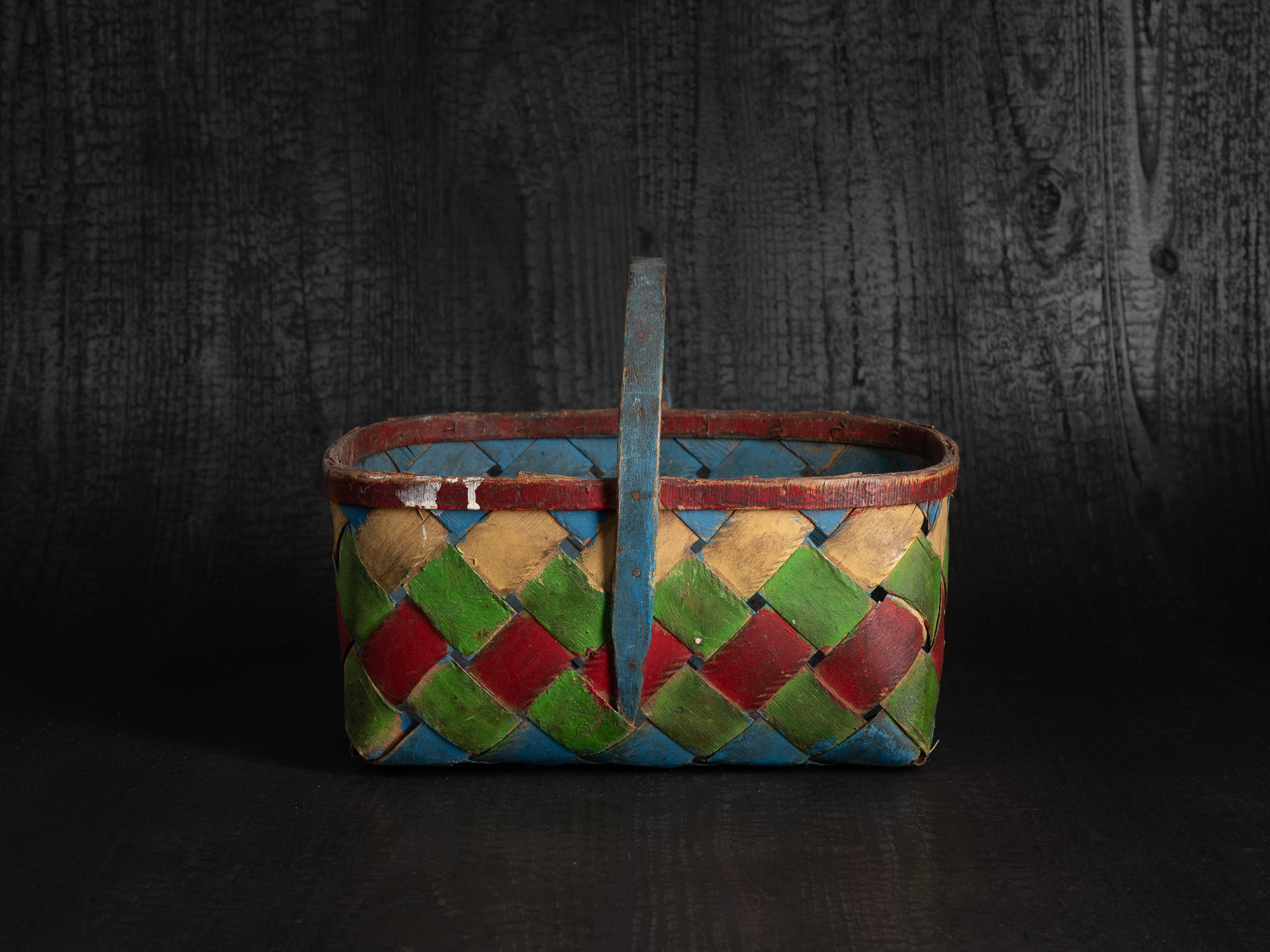 Käepidemega korv, panier ansé tressé en bouleau, Estonie (XIXe siècle)..Käepidemega korv, woven birch basket with handle, Estonia (19th century)