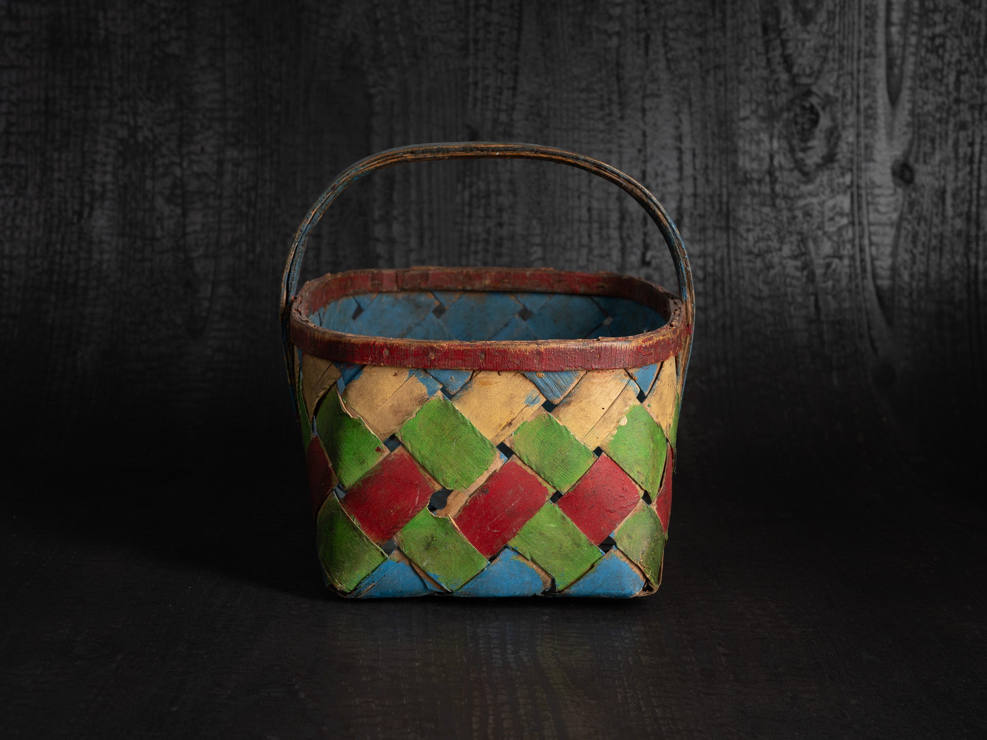 Käepidemega korv, panier ansé tressé en bouleau, Estonie (XIXe siècle)..Käepidemega korv, woven birch basket with handle, Estonia (19th century)