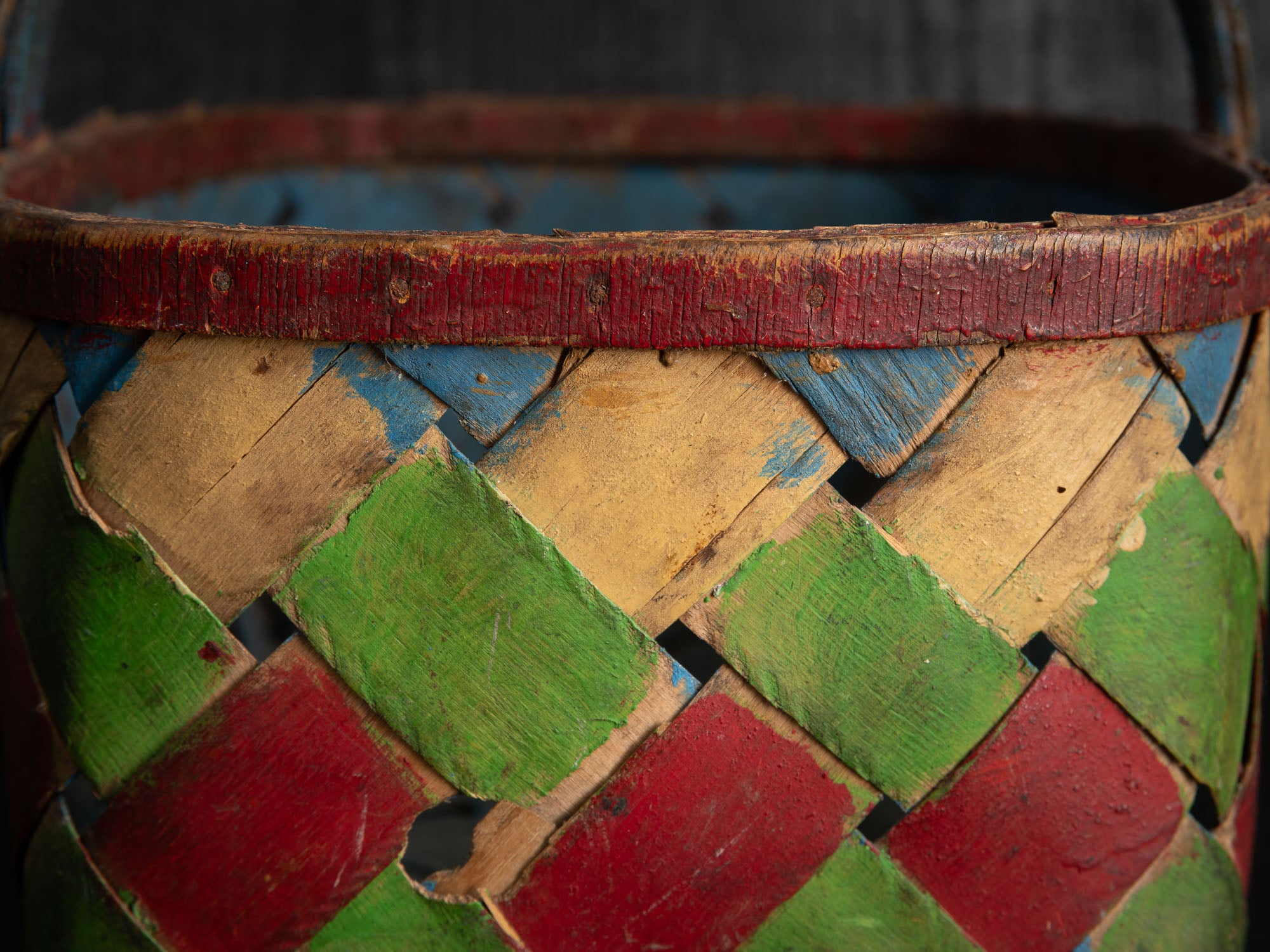 Käepidemega korv, panier ansé tressé en bouleau, Estonie (XIXe siècle)..Käepidemega korv, woven birch basket with handle, Estonia (19th century)