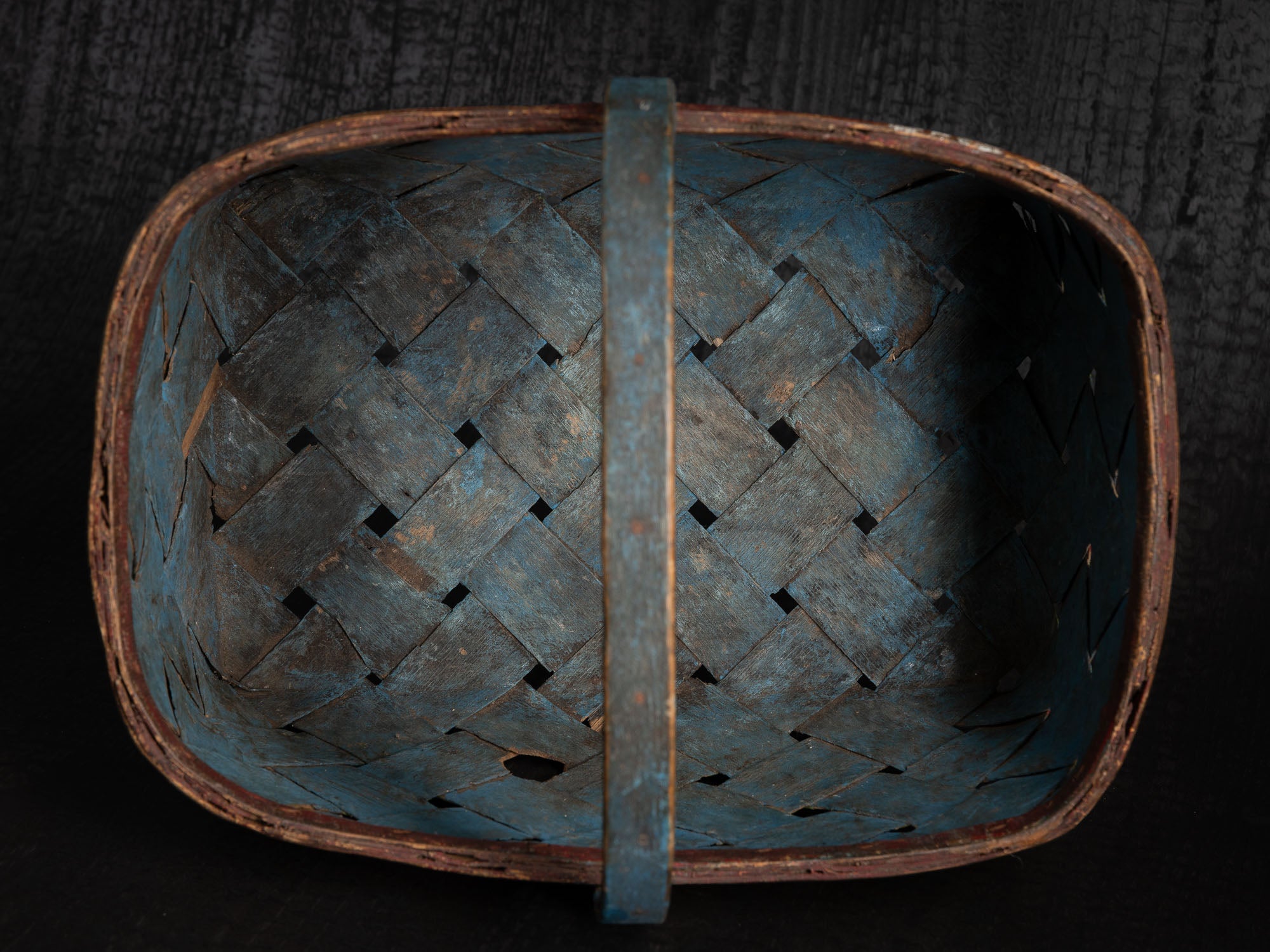 Käepidemega korv, panier ansé tressé en bouleau, Estonie (XIXe siècle)..Käepidemega korv, woven birch basket with handle, Estonia (19th century)