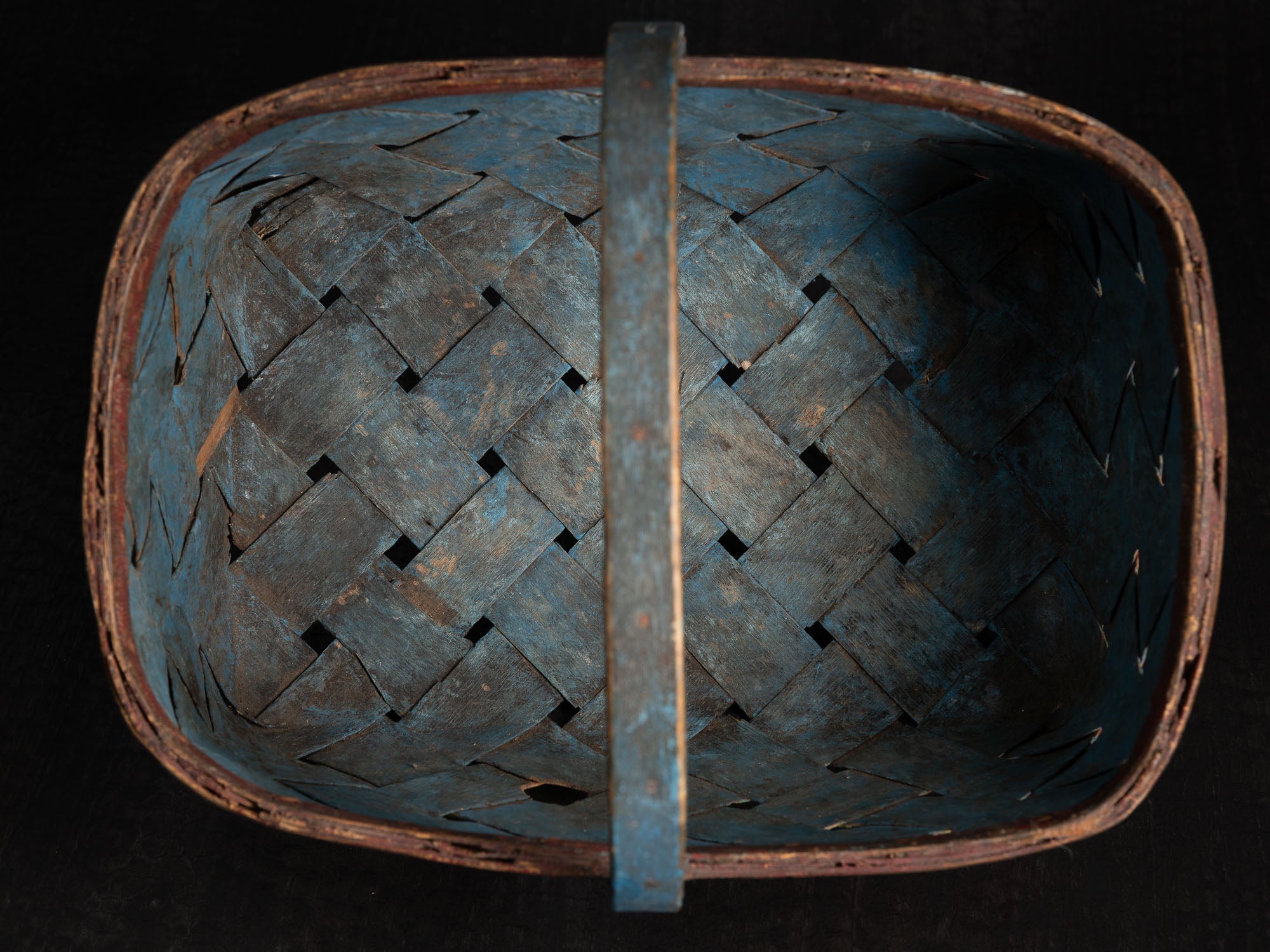 Käepidemega korv, panier ansé tressé en bouleau, Estonie (XIXe siècle)..Käepidemega korv, woven birch basket with handle, Estonia (19th century)