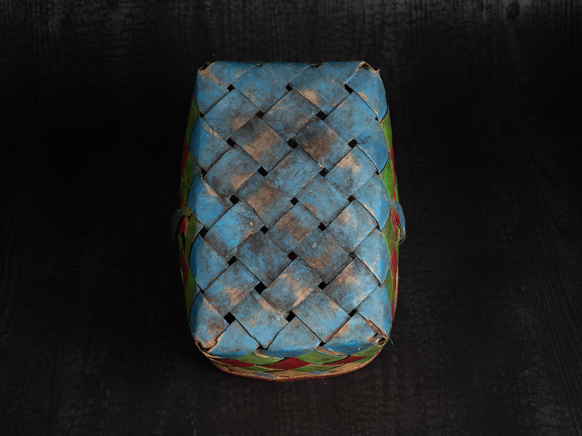 Käepidemega korv, panier ansé tressé en bouleau, Estonie (XIXe siècle)..Käepidemega korv, woven birch basket with handle, Estonia (19th century)