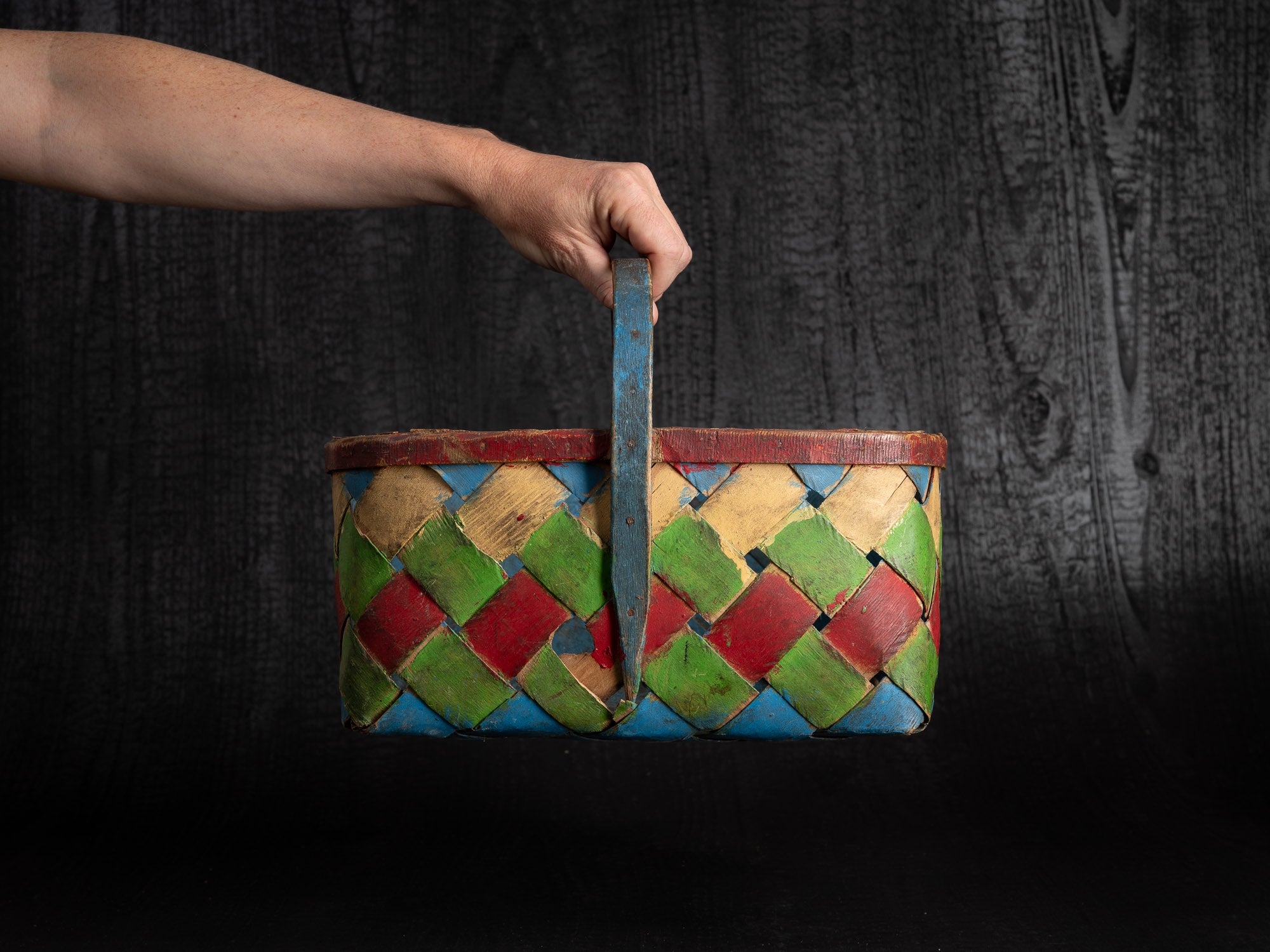 Käepidemega korv, panier ansé tressé en bouleau, Estonie (XIXe siècle)..Käepidemega korv, woven birch basket with handle, Estonia (19th century)