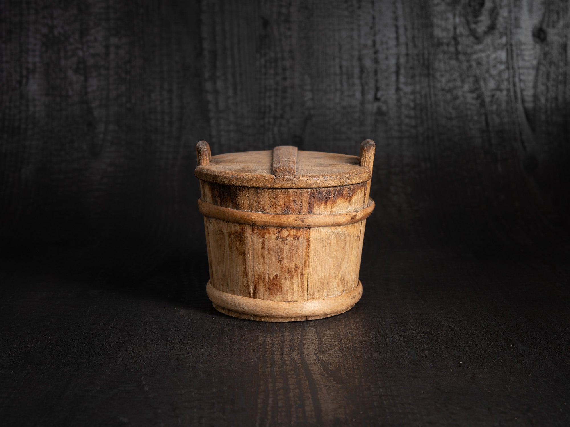 Lännik, seau / tonneau couvert à sprats à grain en bois courbé, Estonie (fin du XVIIIe)..Lännik, covered bucket/barrel for grain sprats made of bent wood, Estonia (late 18th century)