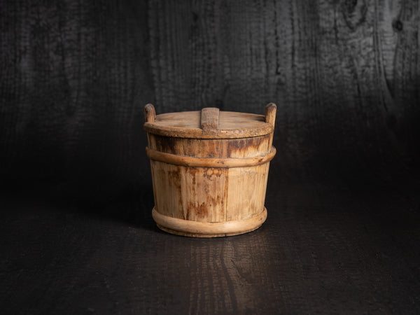 Lännik, seau / tonneau couvert à sprats à grain en bois courbé, Estonie (fin du XVIIIe)..Lännik, covered bucket/barrel for grain sprats made of bent wood, Estonia (late 18th century)