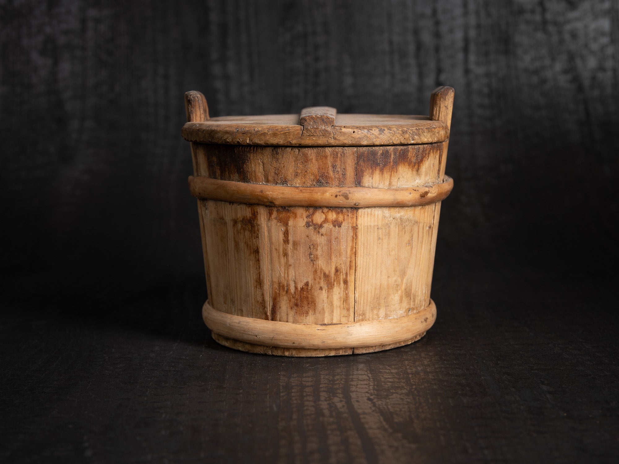 Lännik, seau / tonneau couvert à sprats à grain en bois courbé, Estonie (fin du XVIIIe)..Lännik, covered bucket/barrel for grain sprats made of bent wood, Estonia (late 18th century)