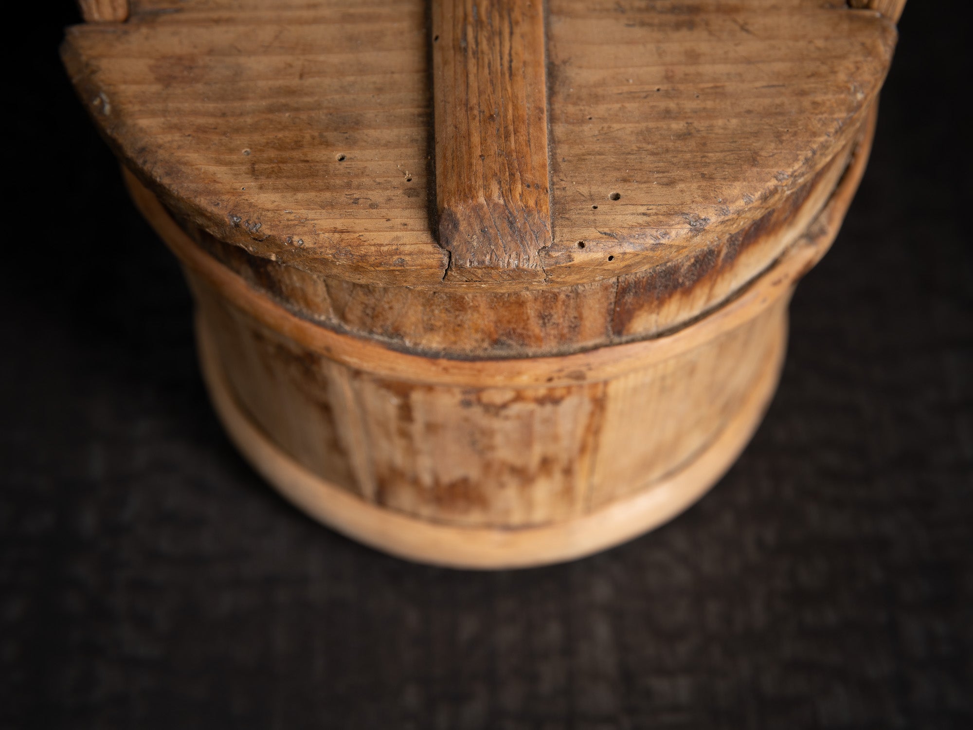 Lännik, seau / tonneau couvert à sprats à grain en bois courbé, Estonie (fin du XVIIIe)..Lännik, covered bucket/barrel for grain sprats made of bent wood, Estonia (late 18th century)