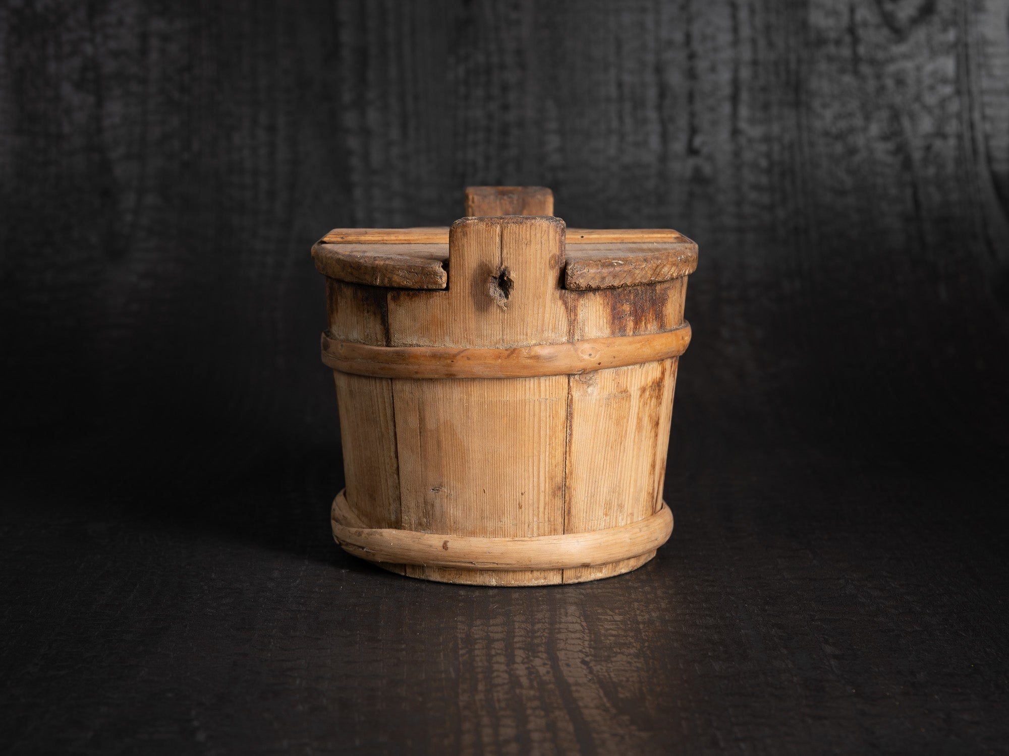 Lännik, seau / tonneau couvert à sprats à grain en bois courbé, Estonie (fin du XVIIIe)..Lännik, covered bucket/barrel for grain sprats made of bent wood, Estonia (late 18th century)