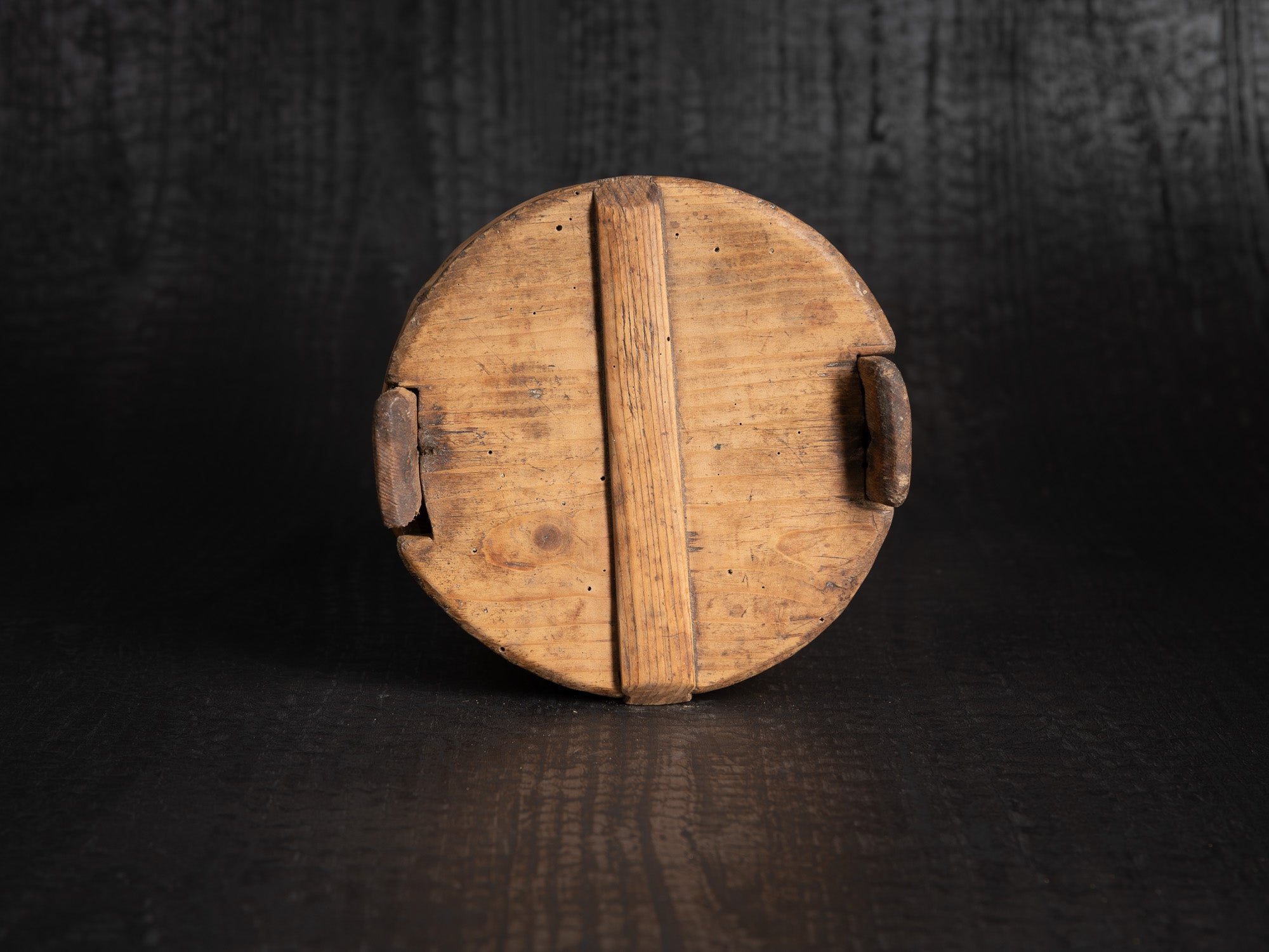 Lännik, seau / tonneau couvert à sprats à grain en bois courbé, Estonie (fin du XVIIIe)..Lännik, covered bucket/barrel for grain sprats made of bent wood, Estonia (late 18th century)