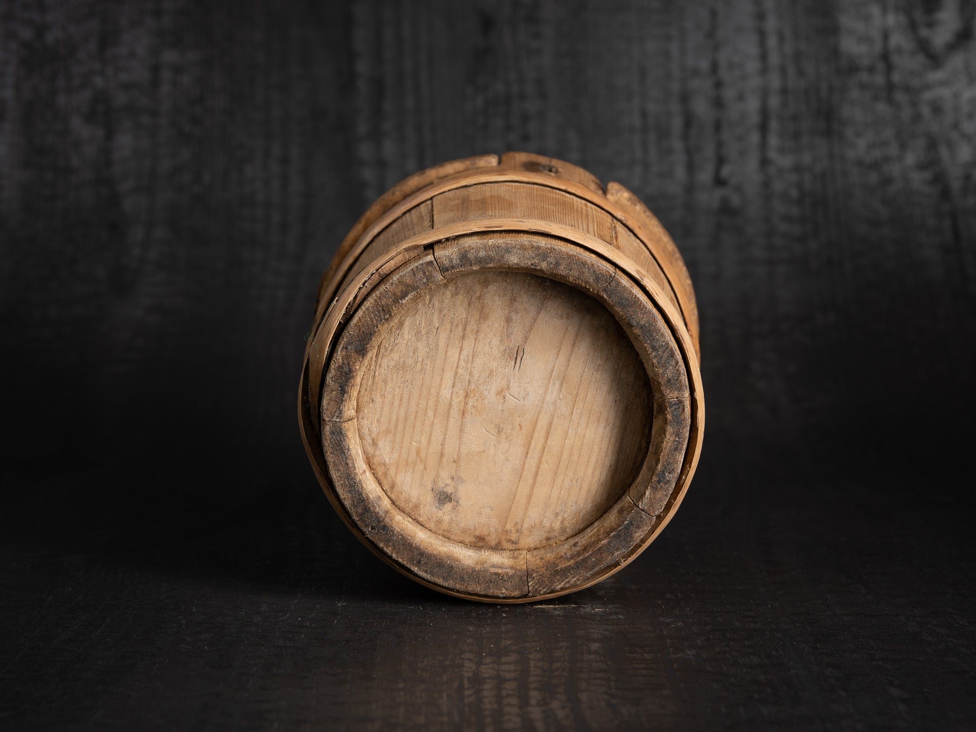 Lännik, seau / tonneau couvert à sprats à grain en bois courbé, Estonie (fin du XVIIIe)..Lännik, covered bucket/barrel for grain sprats made of bent wood, Estonia (late 18th century)